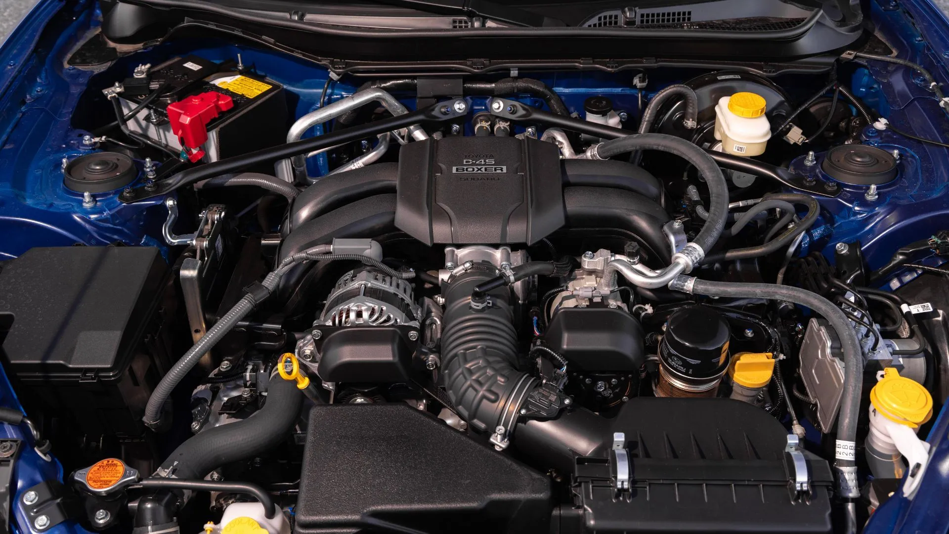 Cận cảnh khoang động cơ Subaru BRZ 2024 tS, thể hiện cấu trúc boxer 2.4L
