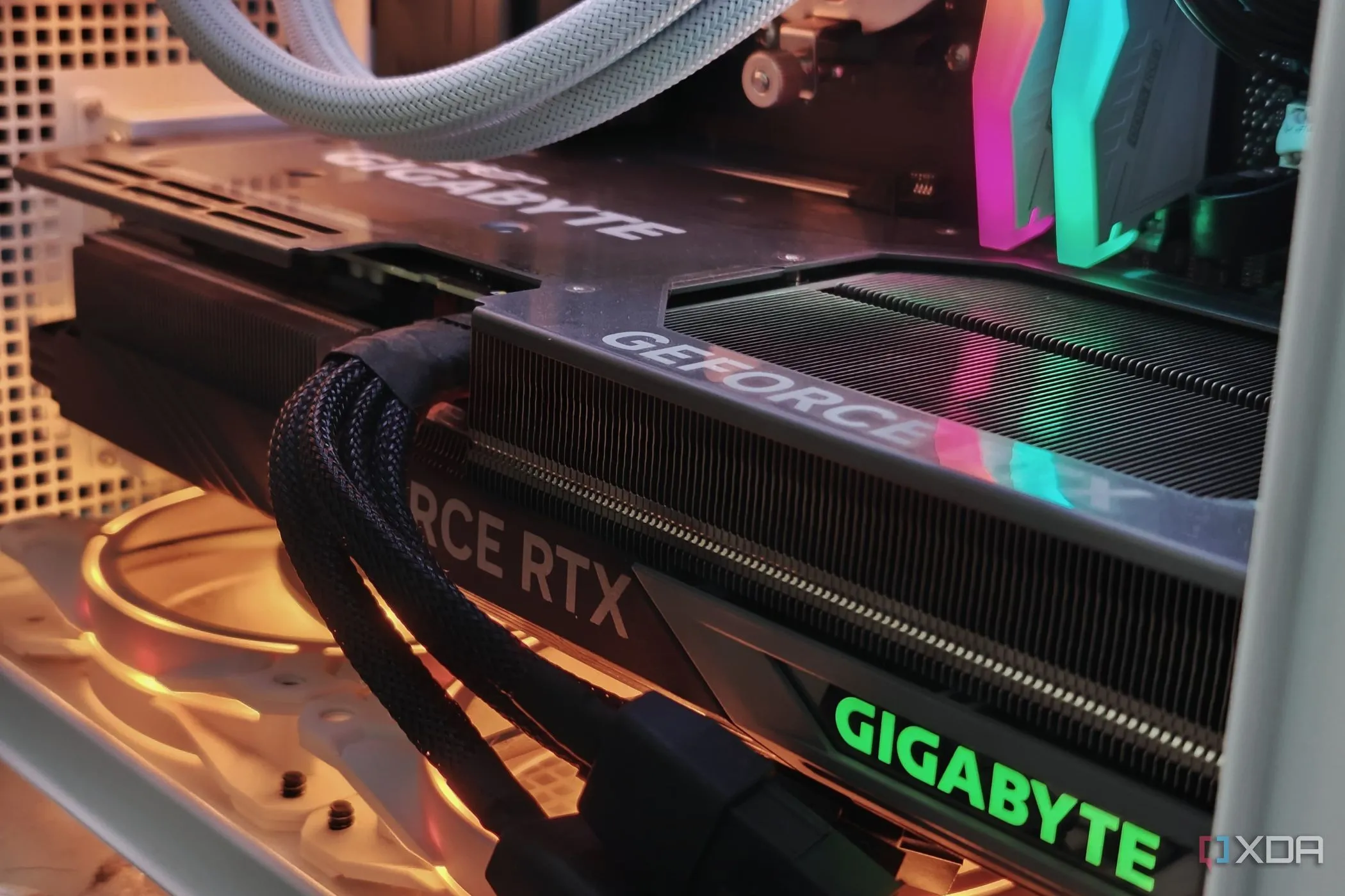 Card đồ họa Gigabyte RTX 4070 Ti lắp trong máy với hiệu ứng RGB, nhấn mạnh vấn đề tải đột ngột của GPU
