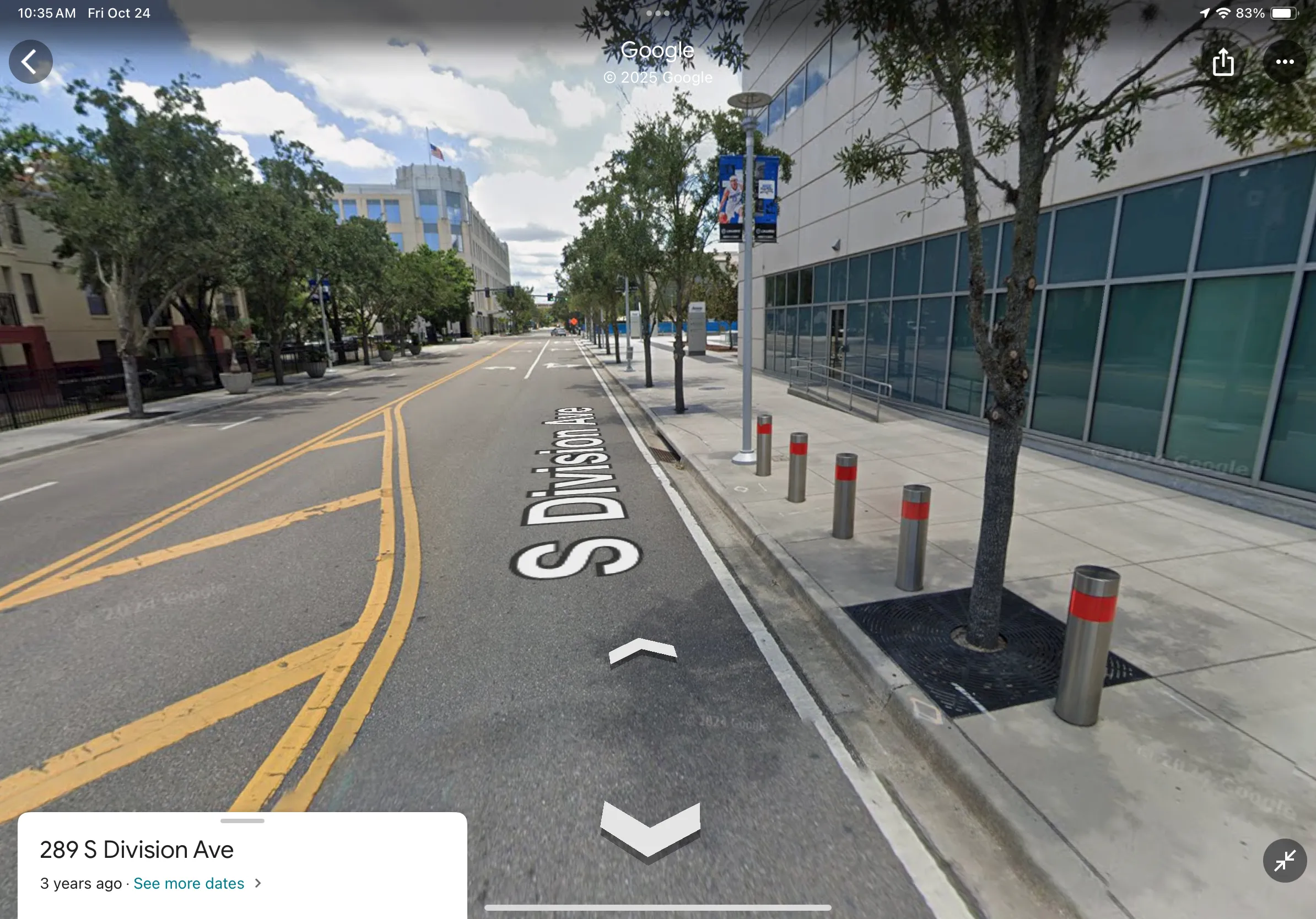 Chế độ Street View của Google Maps cho phép xem trước khu vực trên đường.