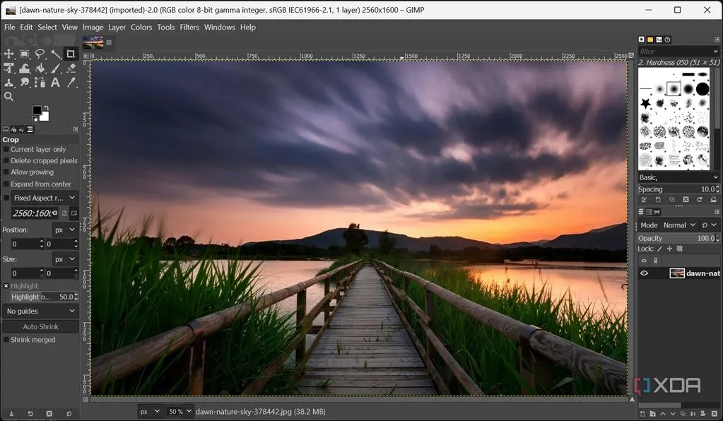 Chỉnh sửa ảnh bằng GIMP Portable: giao diện với layers và công cụ crop dùng cho thumbnail hoặc ảnh demo