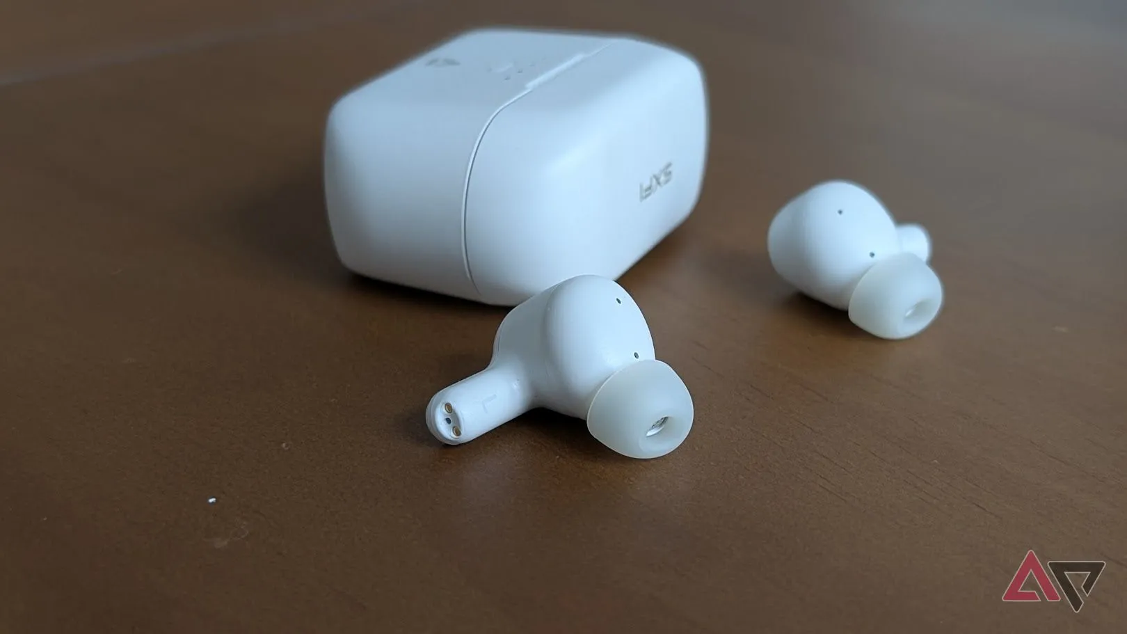 Creative Zen Air SXFI đặt trên bề mặt gỗ, nhấn mạnh thiết kế tối giản và hướng tới giải trí đa phương tiện