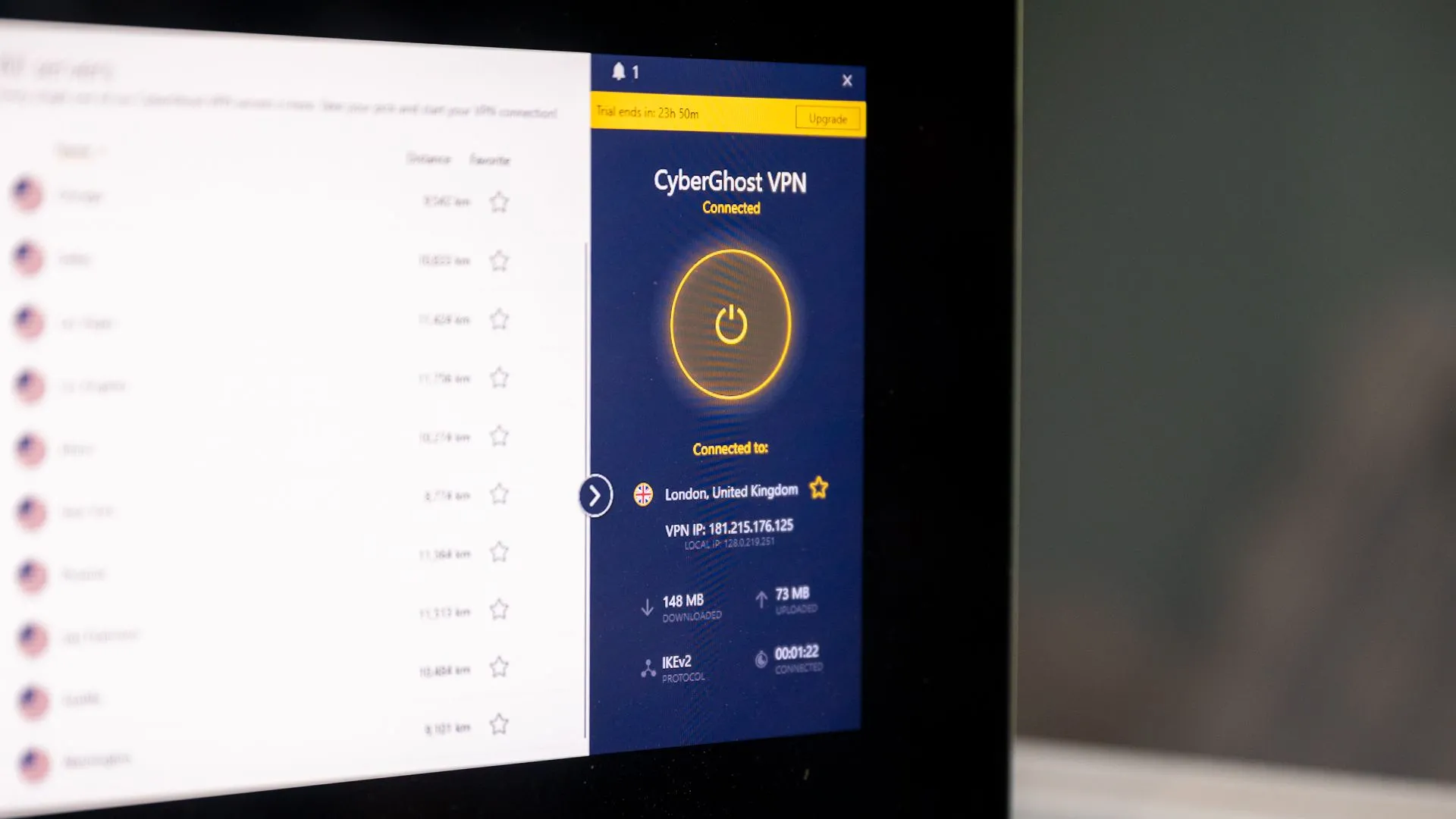 CyberGhost chạy trên MacBook Pro, minh họa ứng dụng hoạt động trên nhiều nền tảng bao gồm ChromeOS