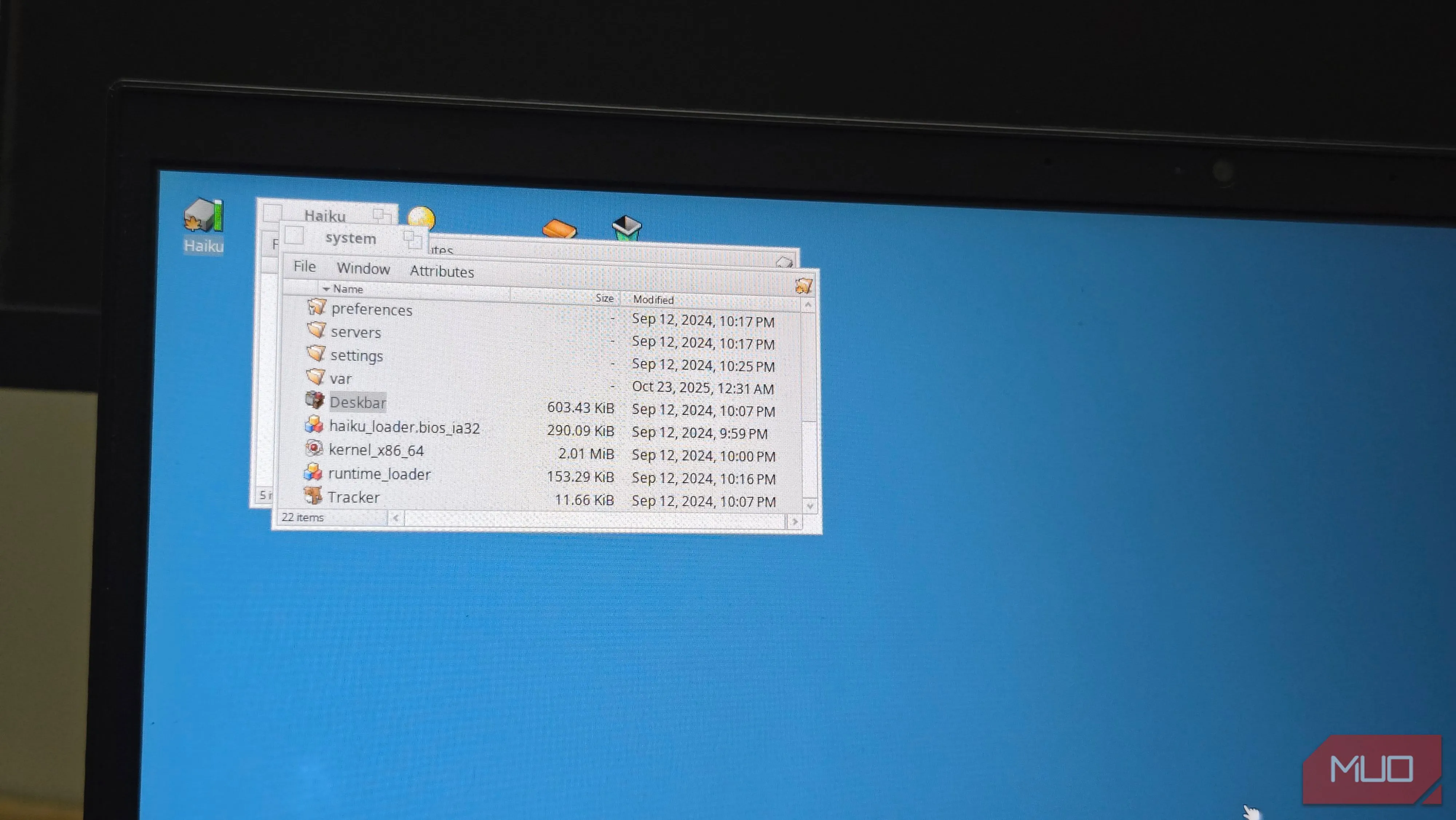Deskbar của Haiku mở trên máy, tái hiện giao diện và triết lý thiết kế BeOS