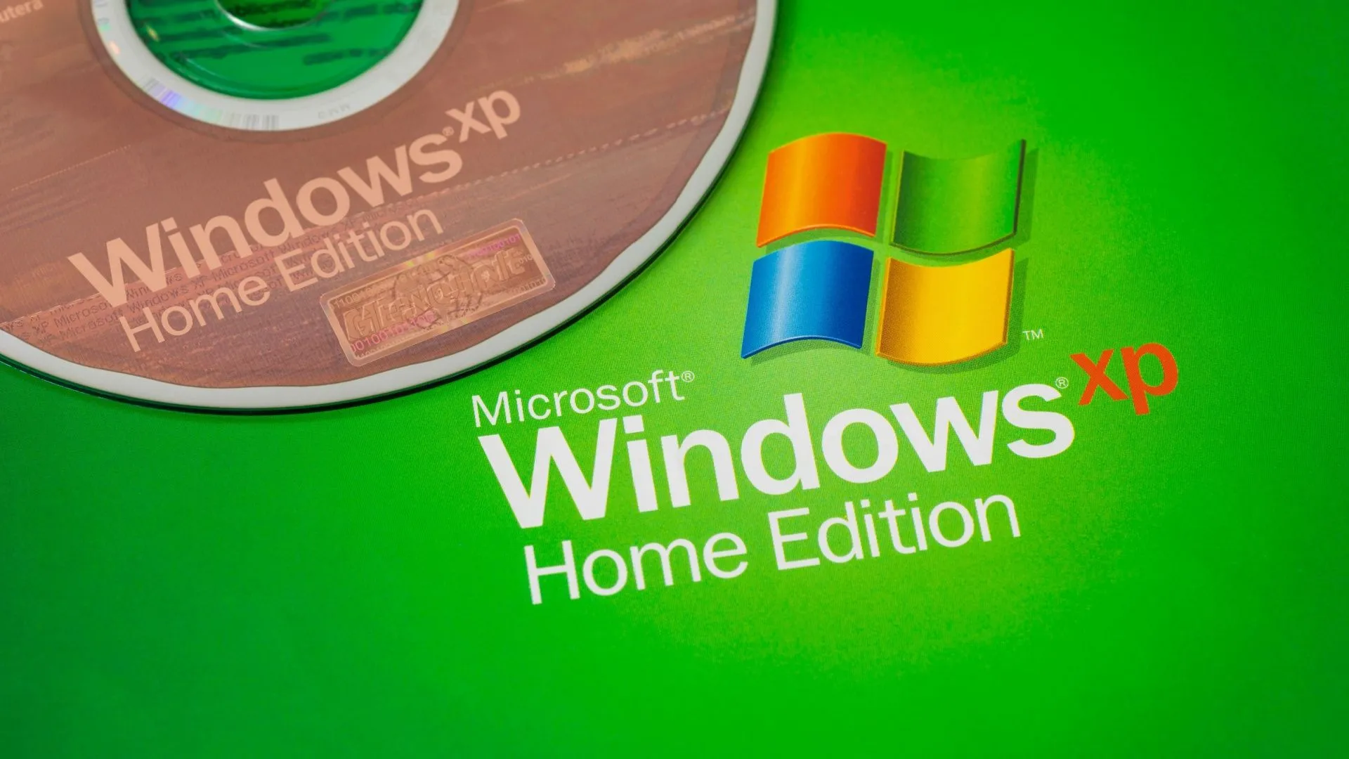 Đĩa cài và logo Windows XP - biểu tượng hệ điều hành NT cổ điển