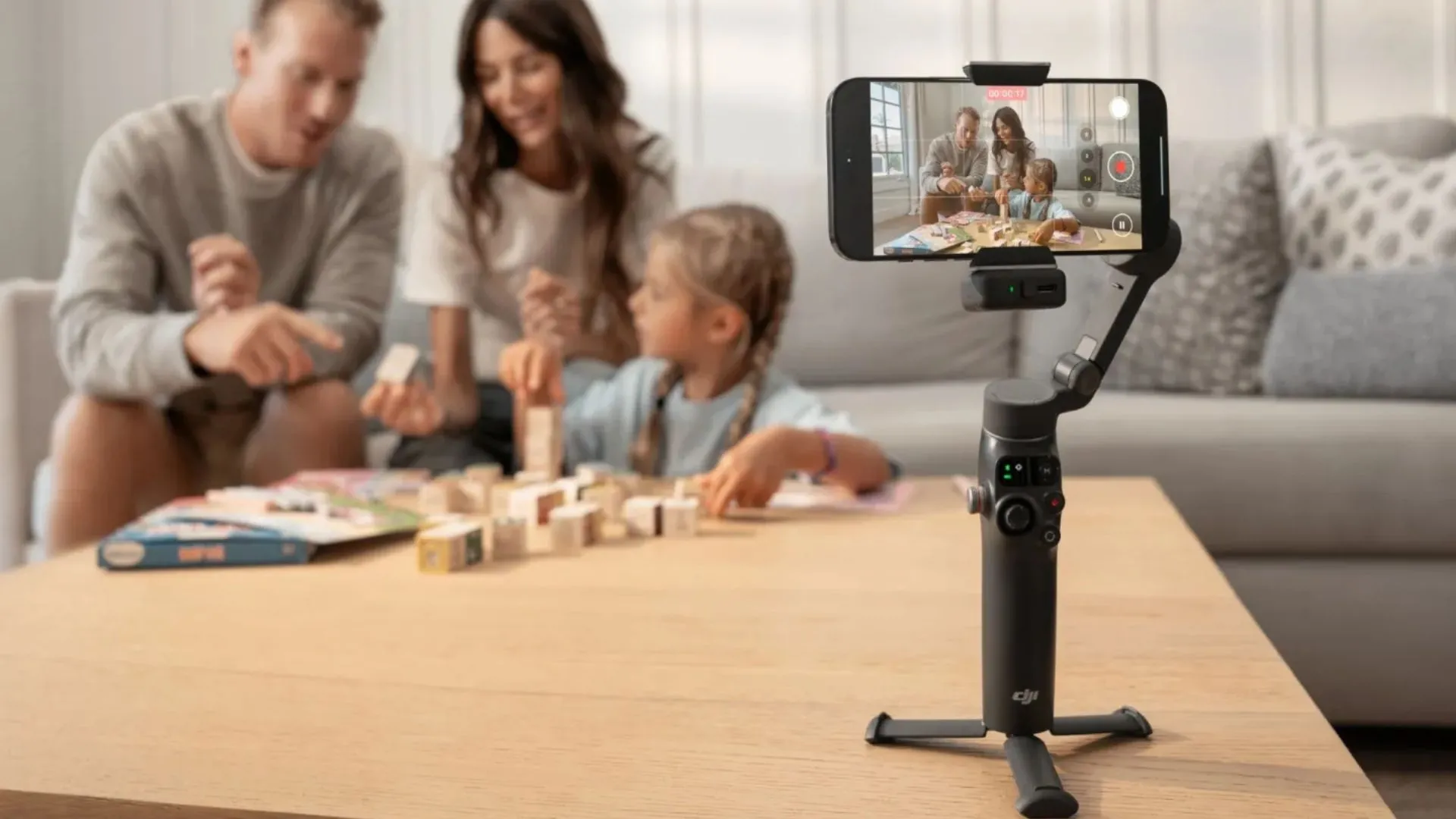 DJI Osmo Mobile 8 chính thức — gimbal dành cho smartphone, hỗ trợ quay mượt mà và theo dõi đối tượng.