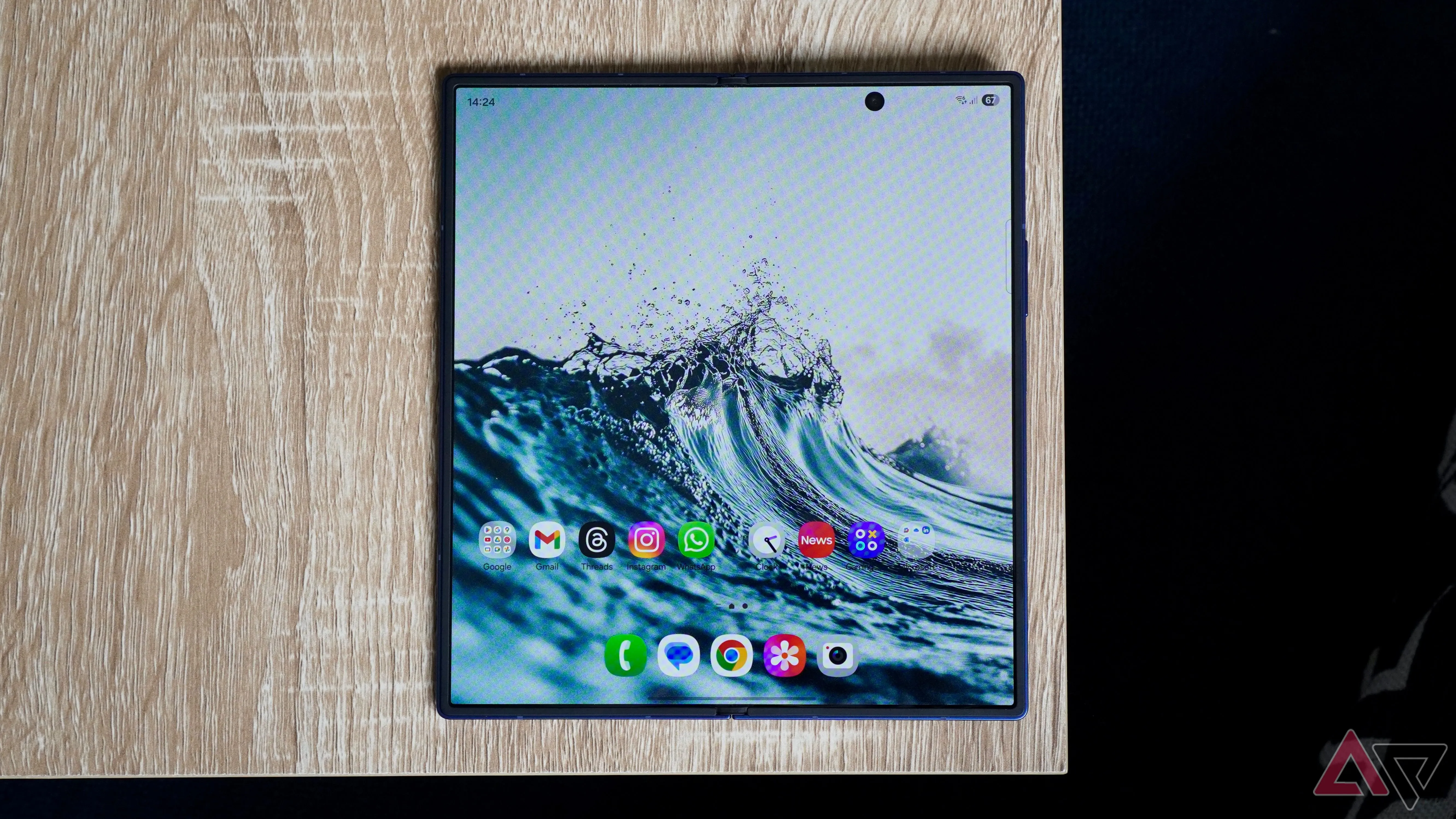 Galaxy Z Fold 7 mở trên bàn gỗ màu nâu, minh họa kích thước màn hình và thiết kế bản lề
