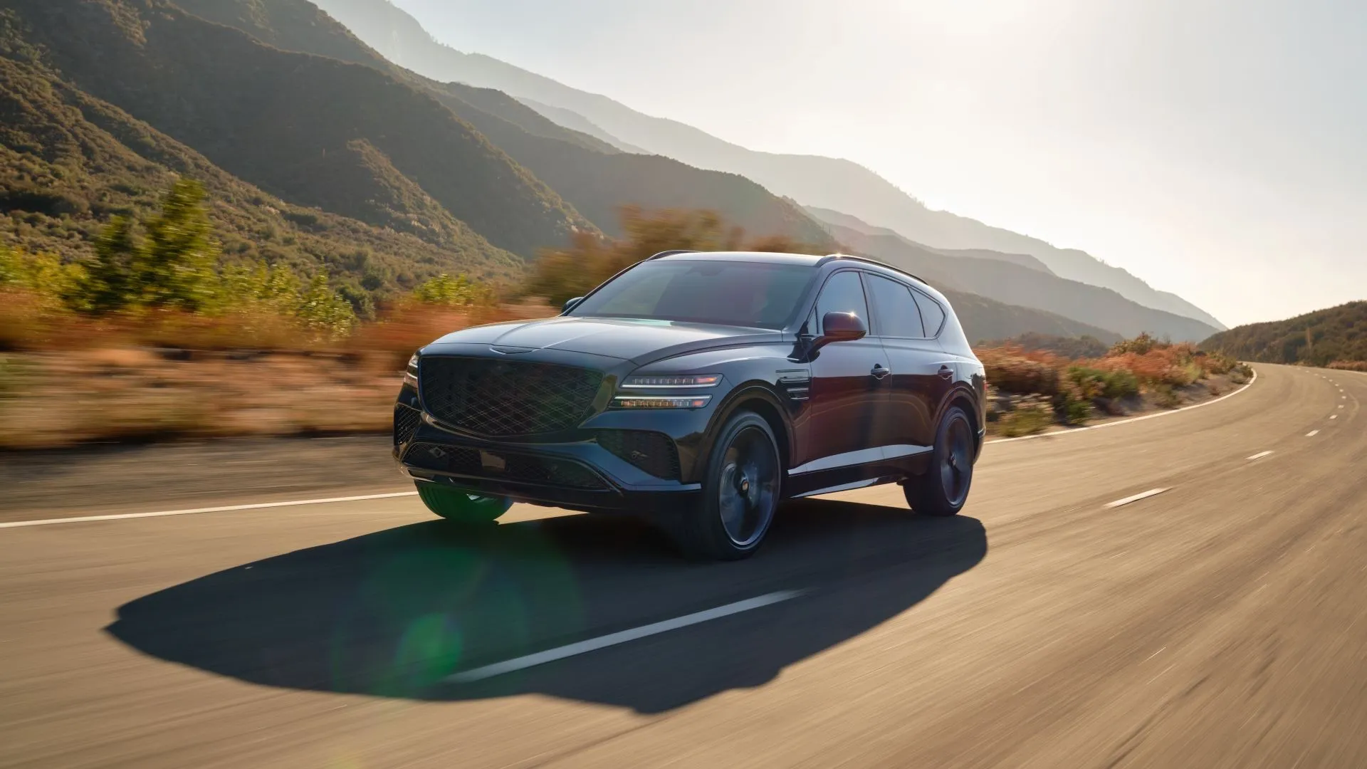 Genesis GV80 2026 góc trước 3/4, đại diện cho hình dạng khí động học và cặp đèn LED đặc trưng