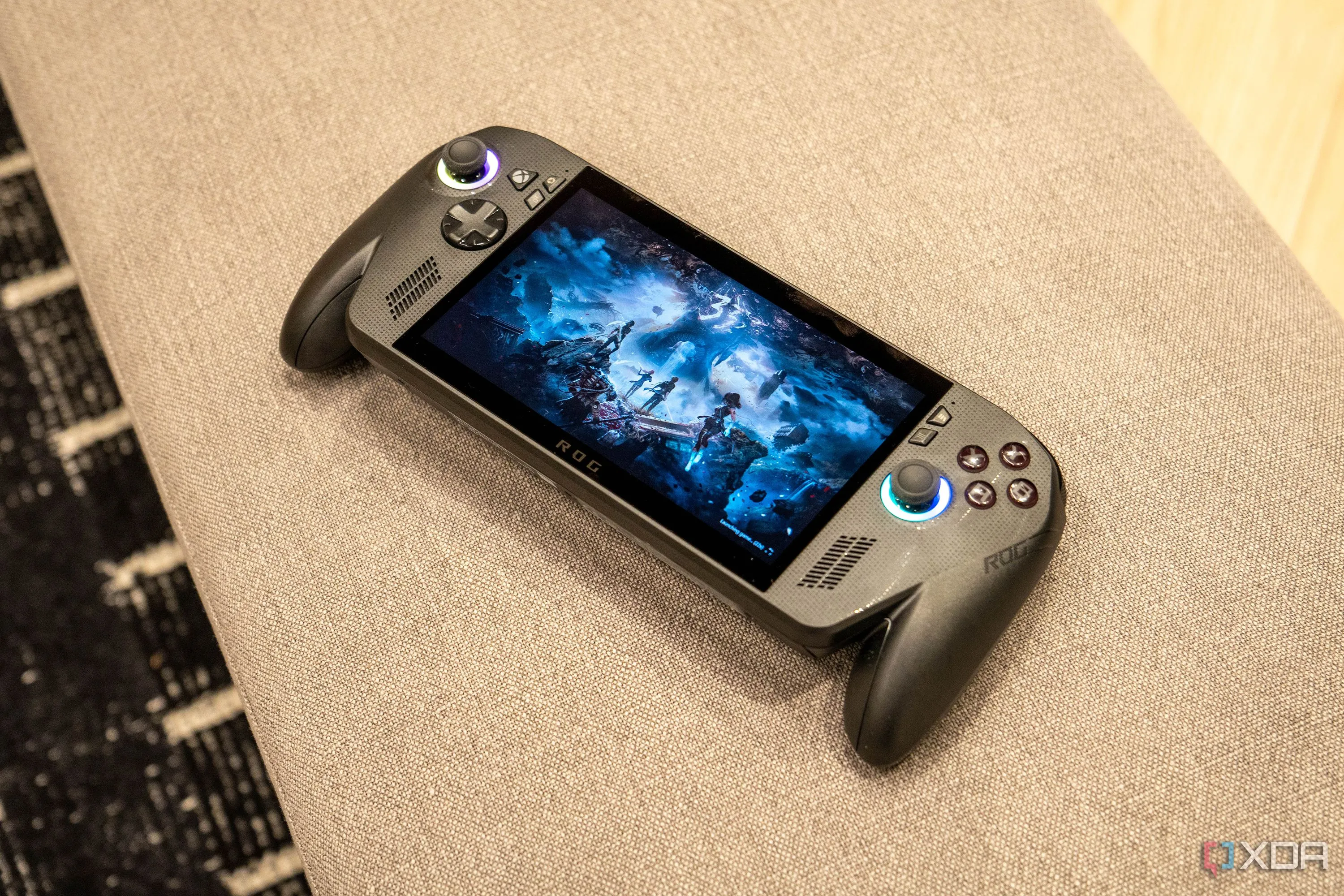 Giao diện Asus ROG Xbox Ally X chạy Full Screen Experience, minh họa khởi động vào launcher toàn màn hình