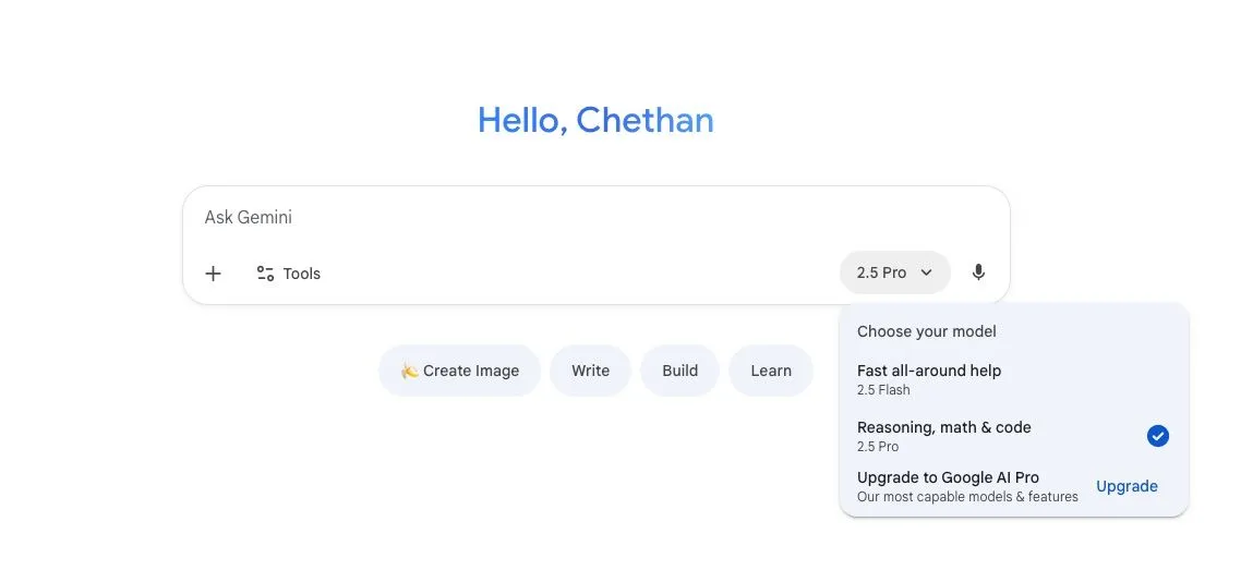 Giao diện chuyển đổi mô hình Gemini trên web, model switcher nằm cạnh micro và biểu tượng Gemini Live trên thanh prompt