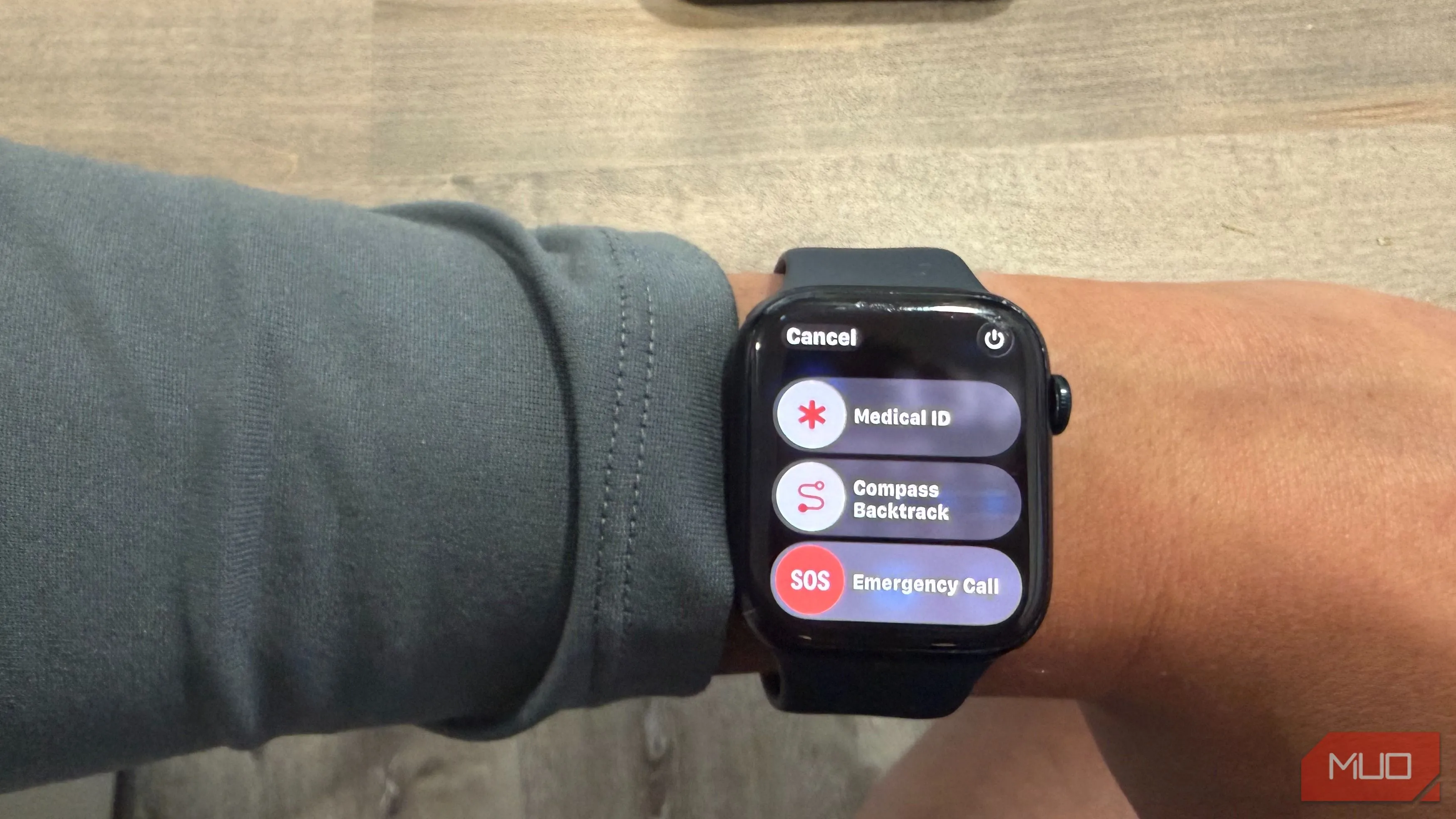 Giao diện cuộc gọi khẩn cấp trên Apple Watch, cho phép gọi và gửi vị trí ngay lập tức