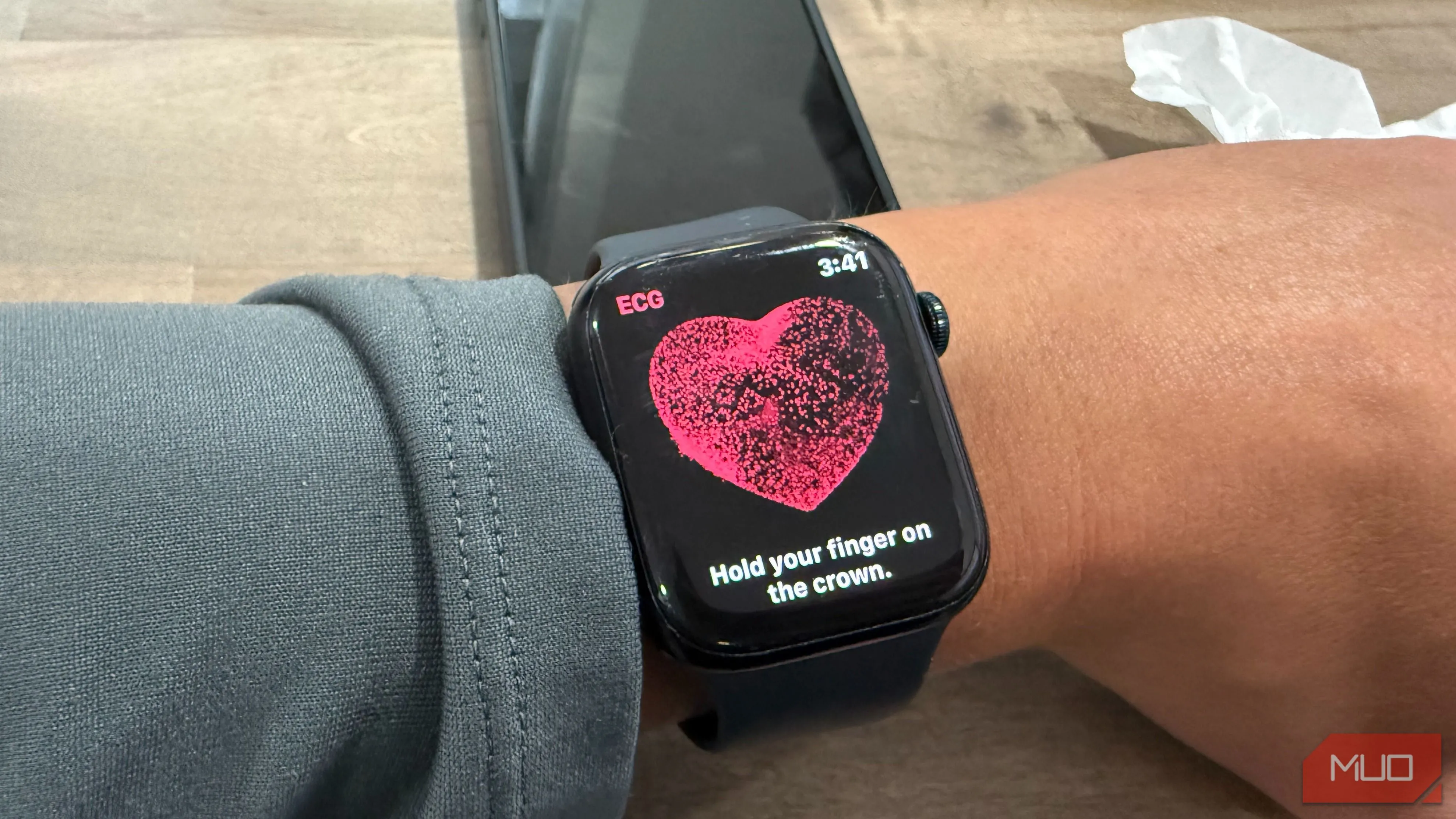Giao diện đo ECG trên Apple Watch hiển thị hướng dẫn đặt tay và thời lượng đo