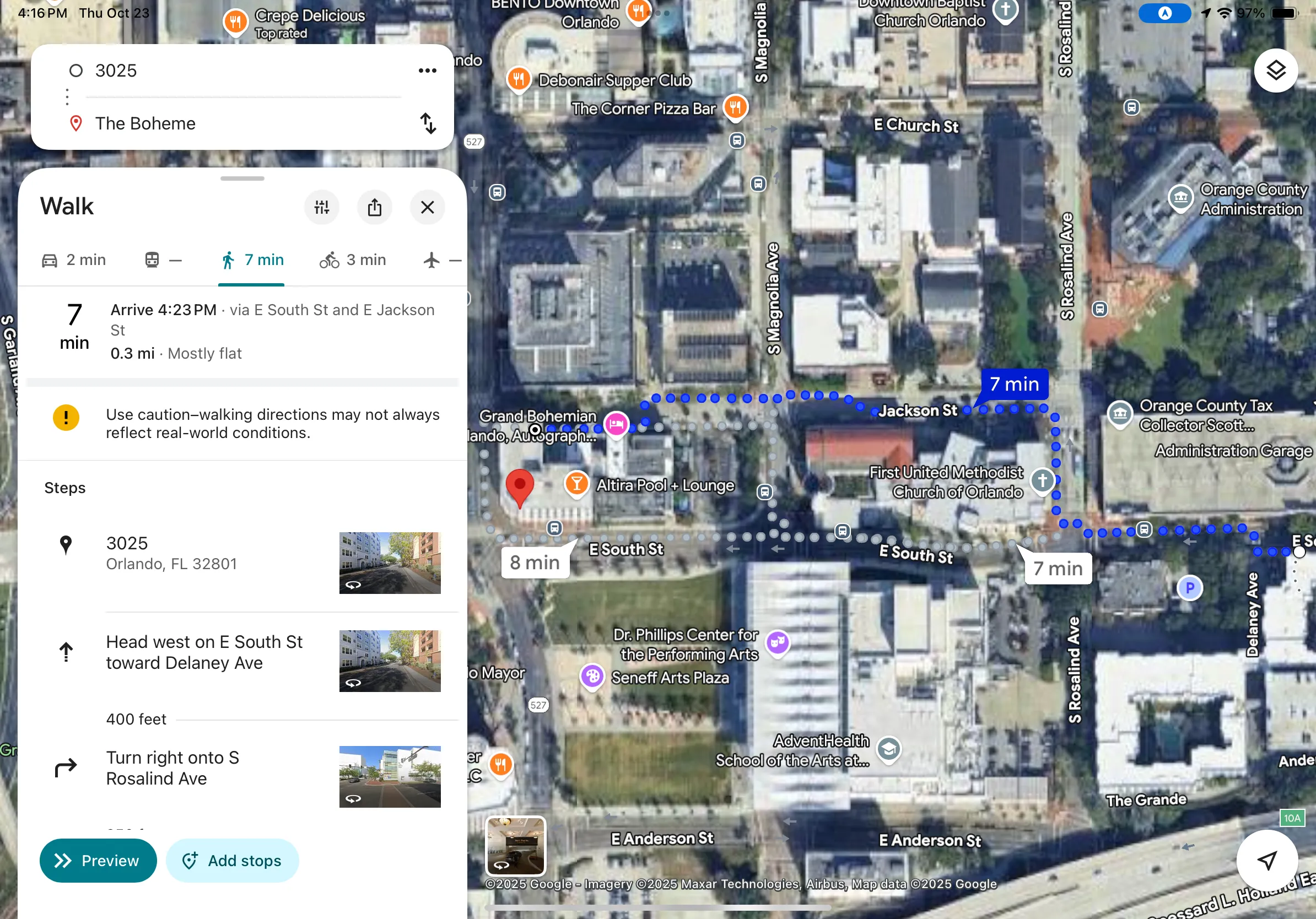 Giao diện hướng dẫn đi bộ trên Google Maps, hiển thị chỉ đường từng bước trên iPad.