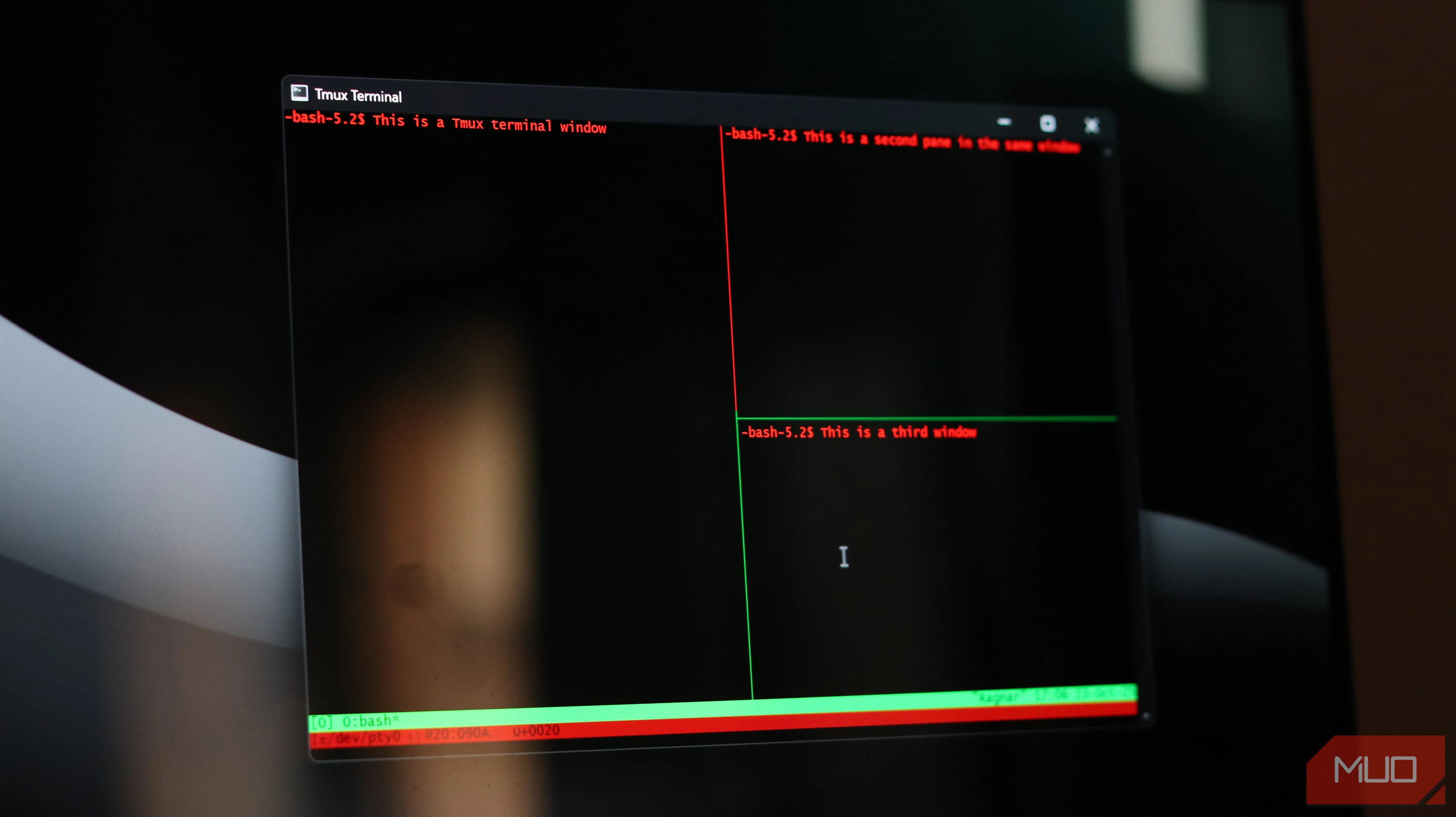 Giao diện itmux hiển thị ba pane trên nền đen, thể hiện khả năng chia cửa sổ và quản lý tiến trình.