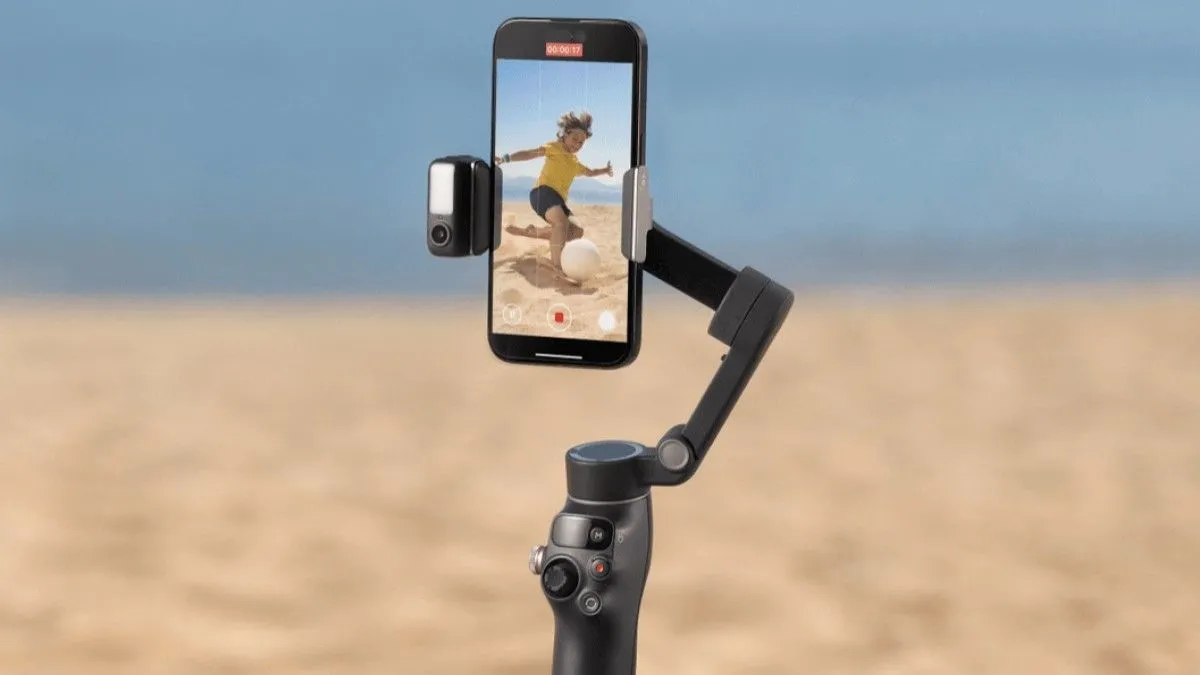 Gimbal DJI Osmo Mobile 8 đặt cạnh điện thoại, thể hiện thiết kế kẹp nam châm và module theo dõi