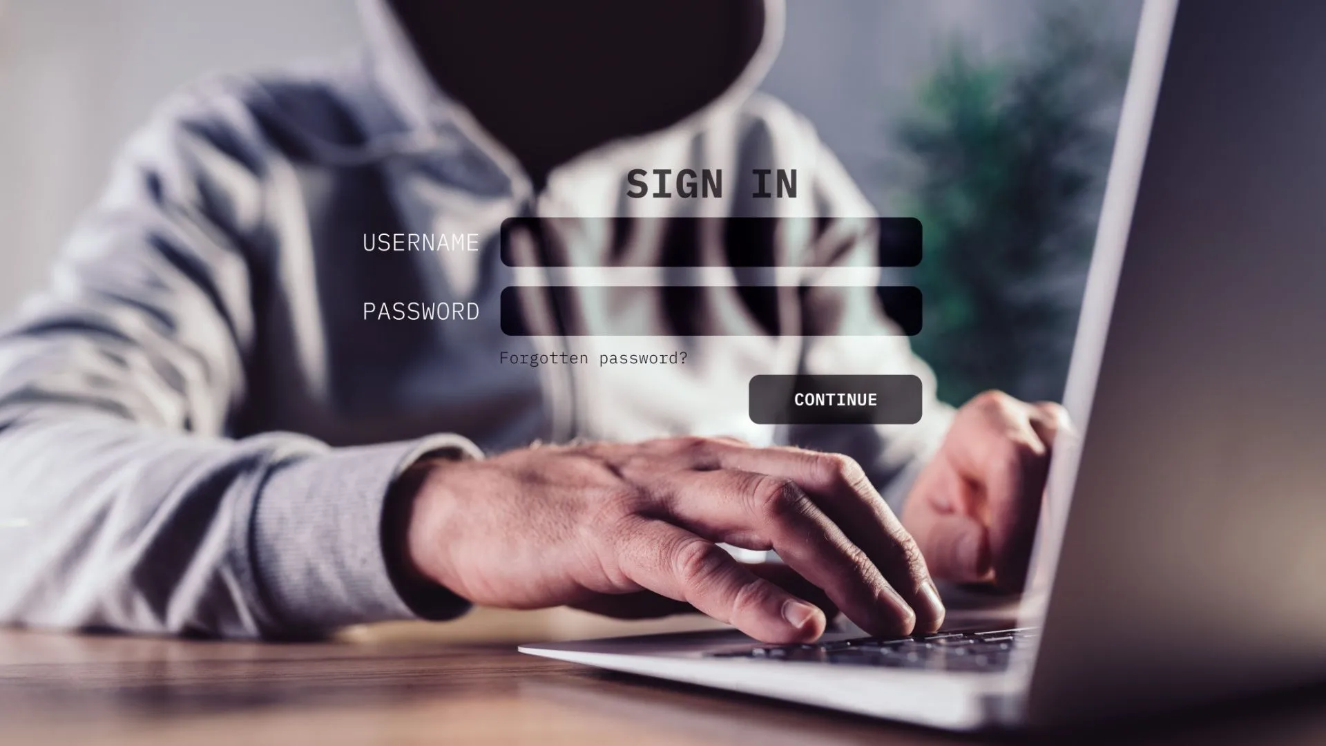 Hacker mũ trùm sử dụng laptop - nguy cơ lỗ hổng bảo mật trên Windows XP