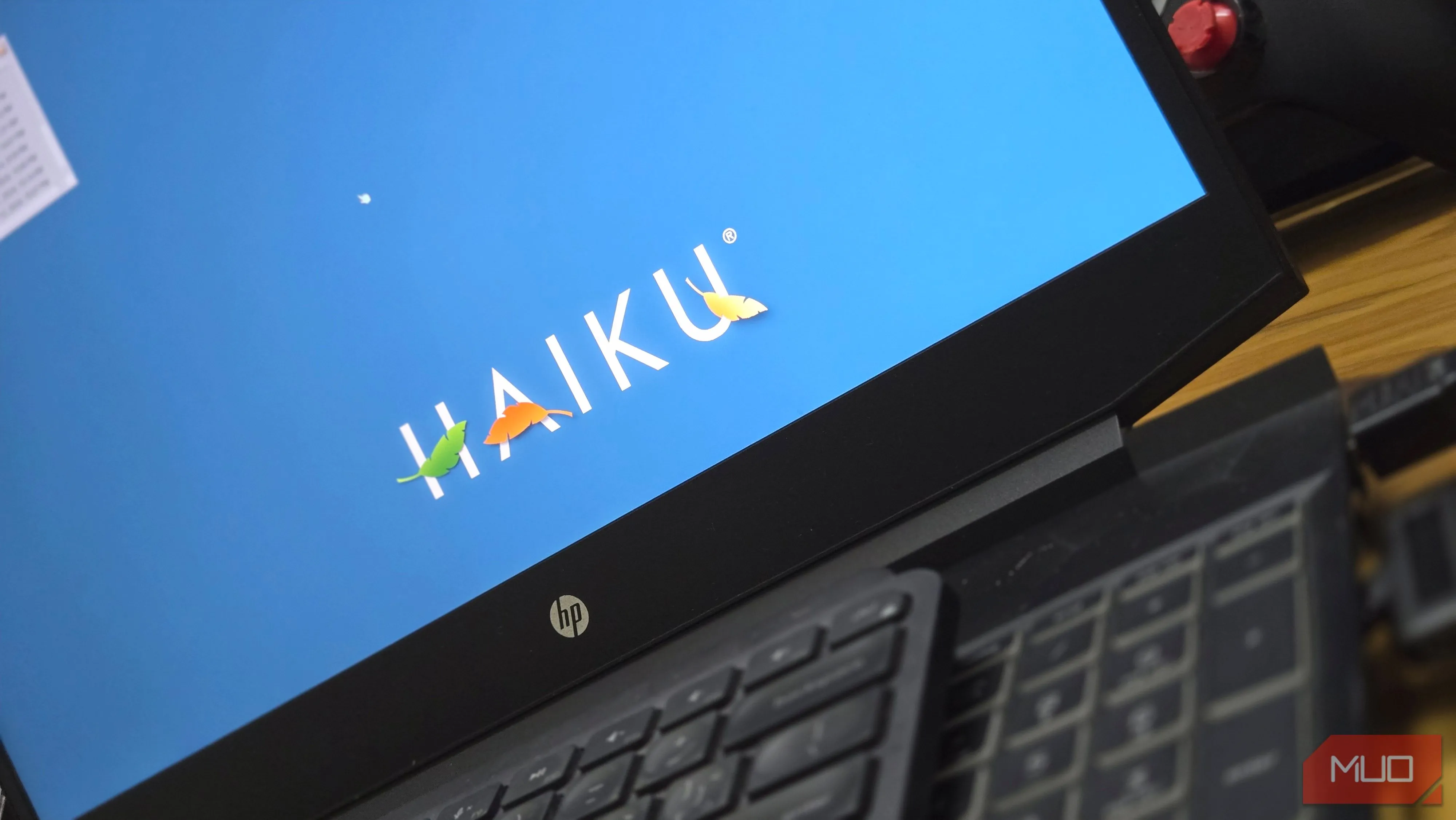 Haiku OS chạy trên laptop HP, hình ảnh minh họa giao diện gọn và tốc độ khởi động