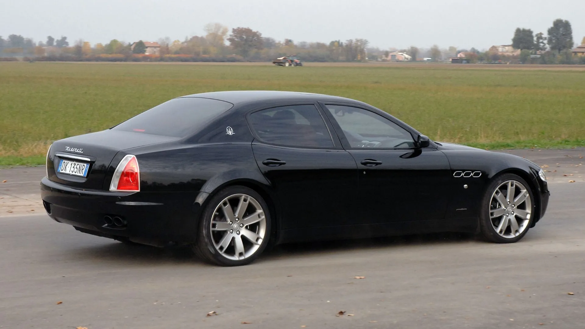 Hậu xe Maserati Quattroporte 2007 màu đen, góc rear 3/4, thể hiện tỷ lệ và phong thái sedan thể thao.