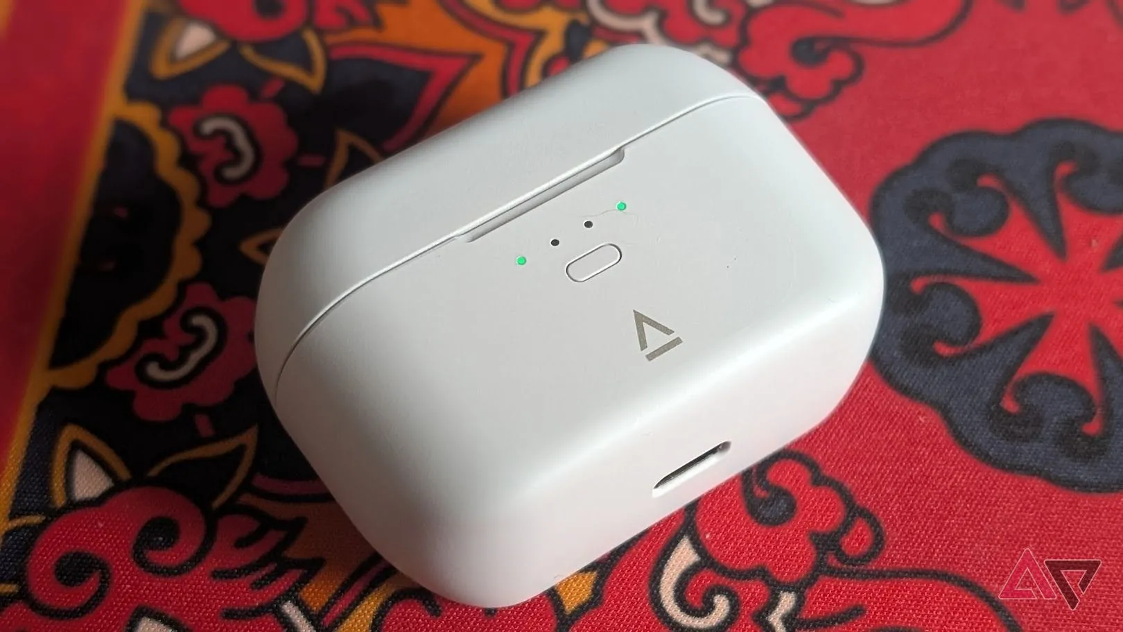 Hộp tai nghe Creative Zen Air SXFI màu trắng trên nền đỏ họa tiết