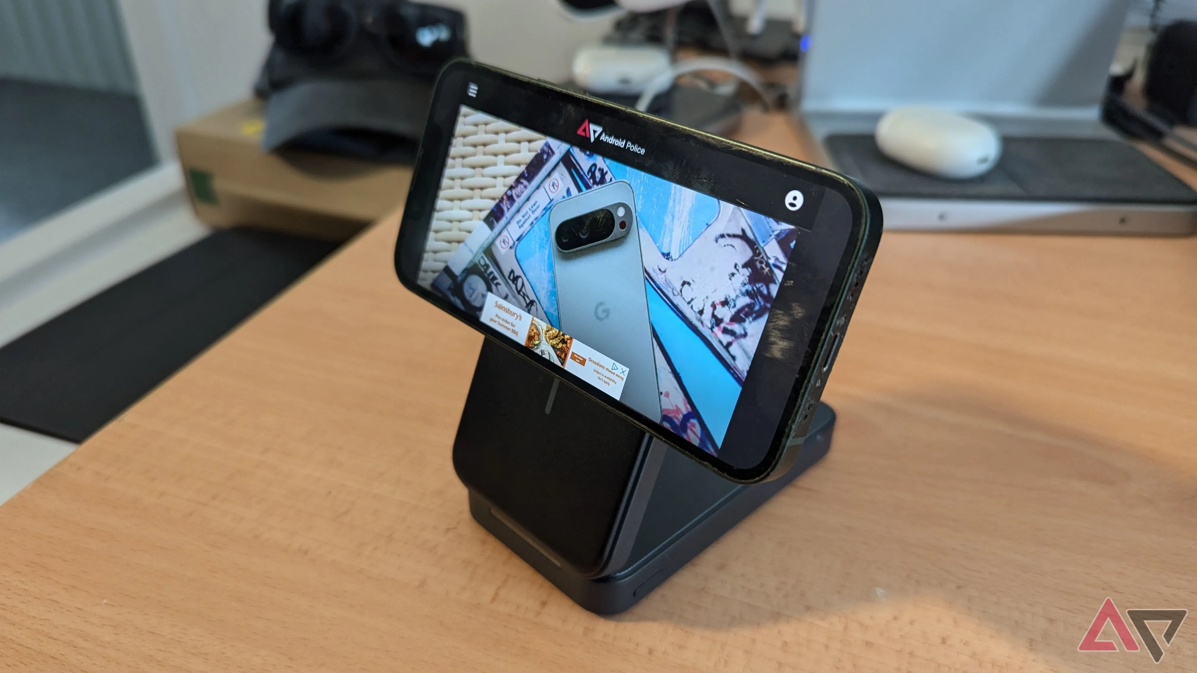 iPhone 13 mini đặt ngang cạnh viên pin dự phòng Anker MagGo, nhấn mạnh tính gọn nhẹ và dễ bỏ túi của máy nhỏ