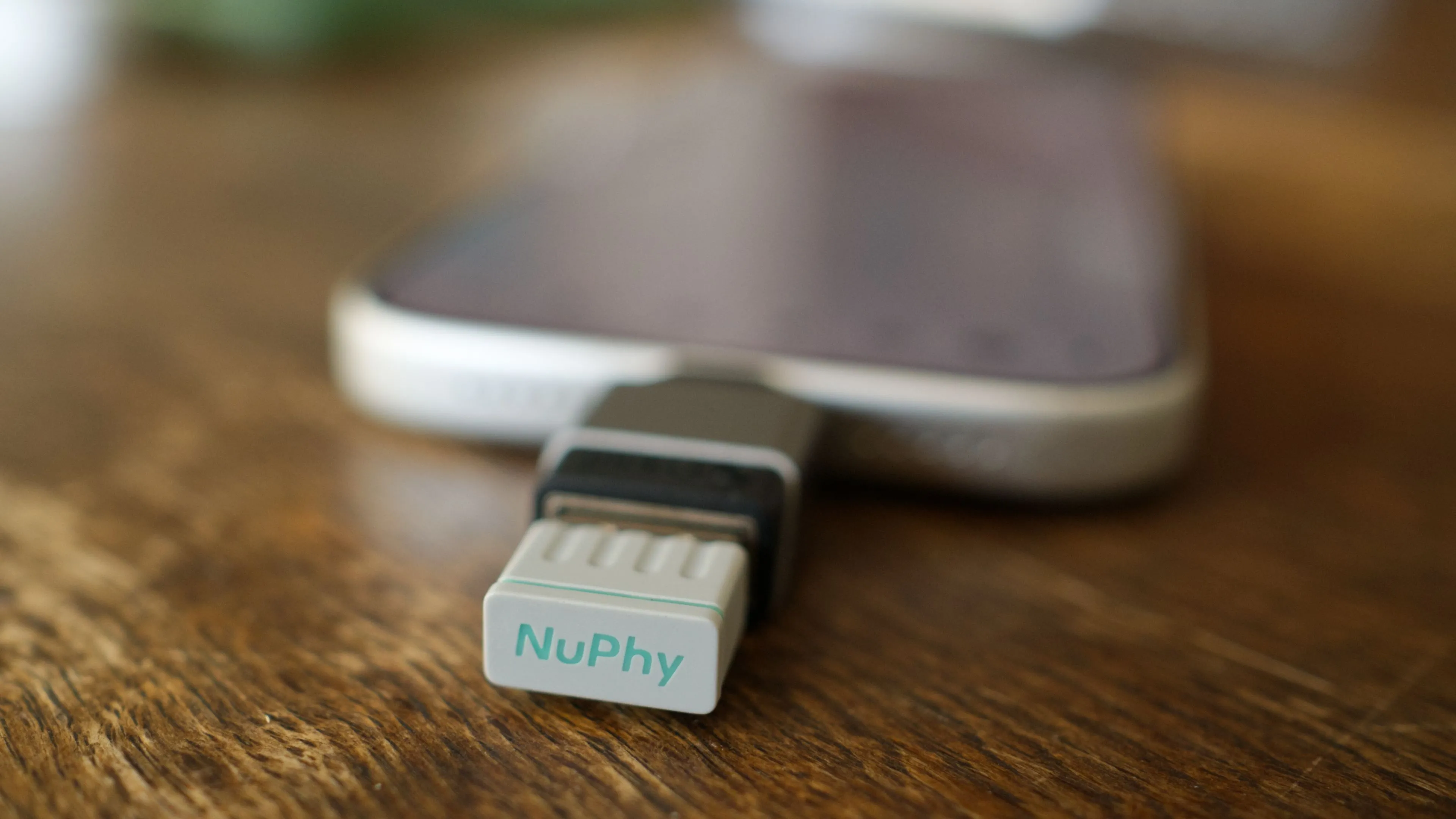 iPhone 17 Pro cùng dongle 2.4GHz của NuPhy, thể hiện khả năng hoạt động với adapter USB-C.