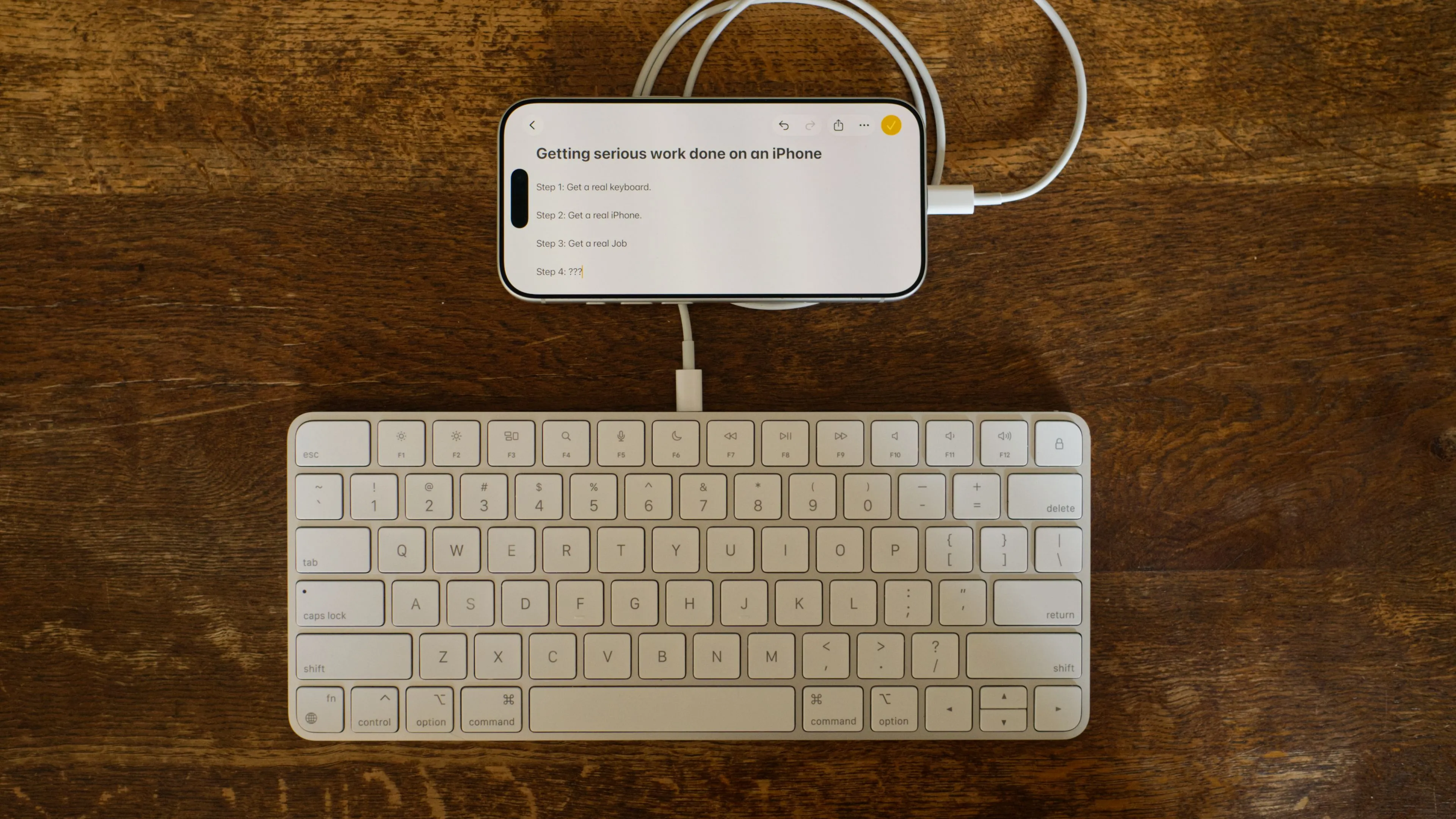 iPhone 17 Pro kèm Apple Magic Keyboard nối bằng adapter Lightning→USB-C, minh họa tùy chọn bàn phím đầy đủ.