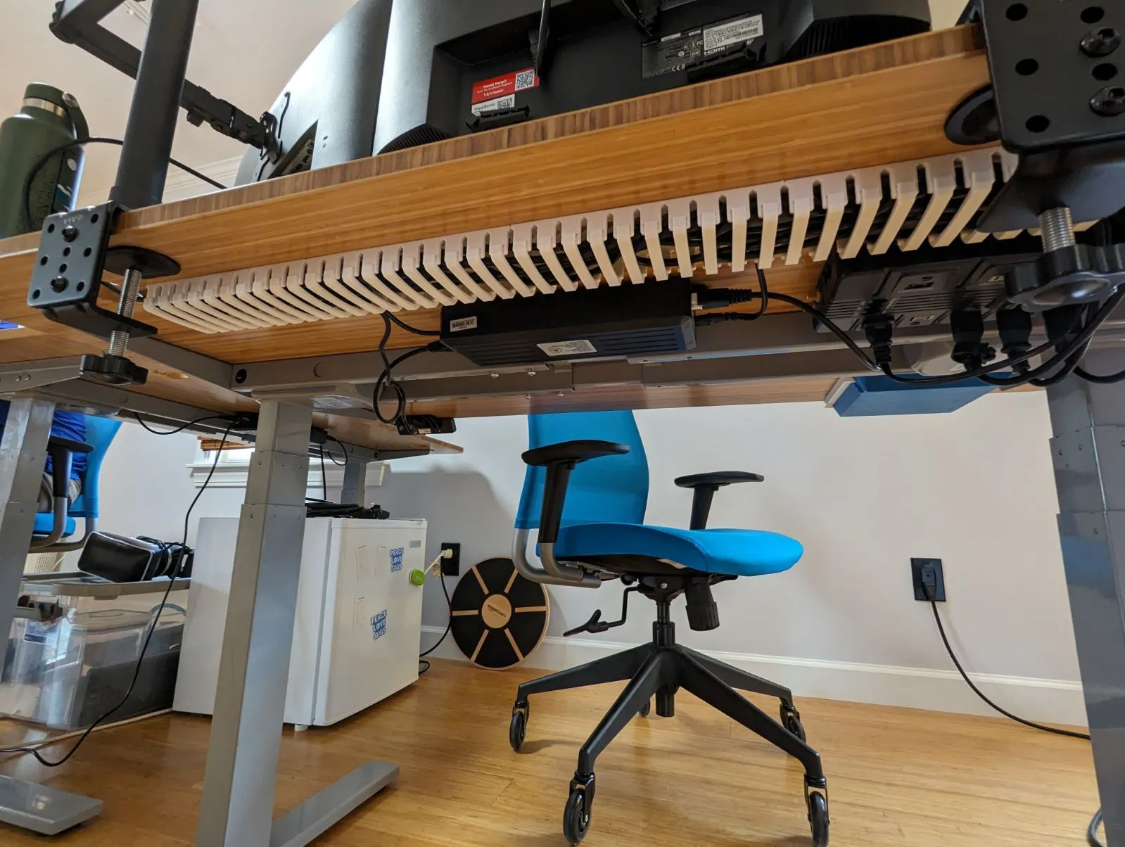 Khay quản lý dây modular in 3D lắp dưới bàn, phù hợp cho góc chơi game chuyên nghiệp