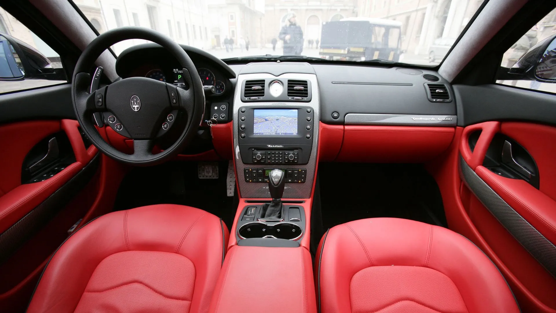 Khoang cabin Maserati Quattroporte 2008, thể hiện nội thất bọc da, chi tiết ốp gỗ và hướng thiết kế sang trọng.