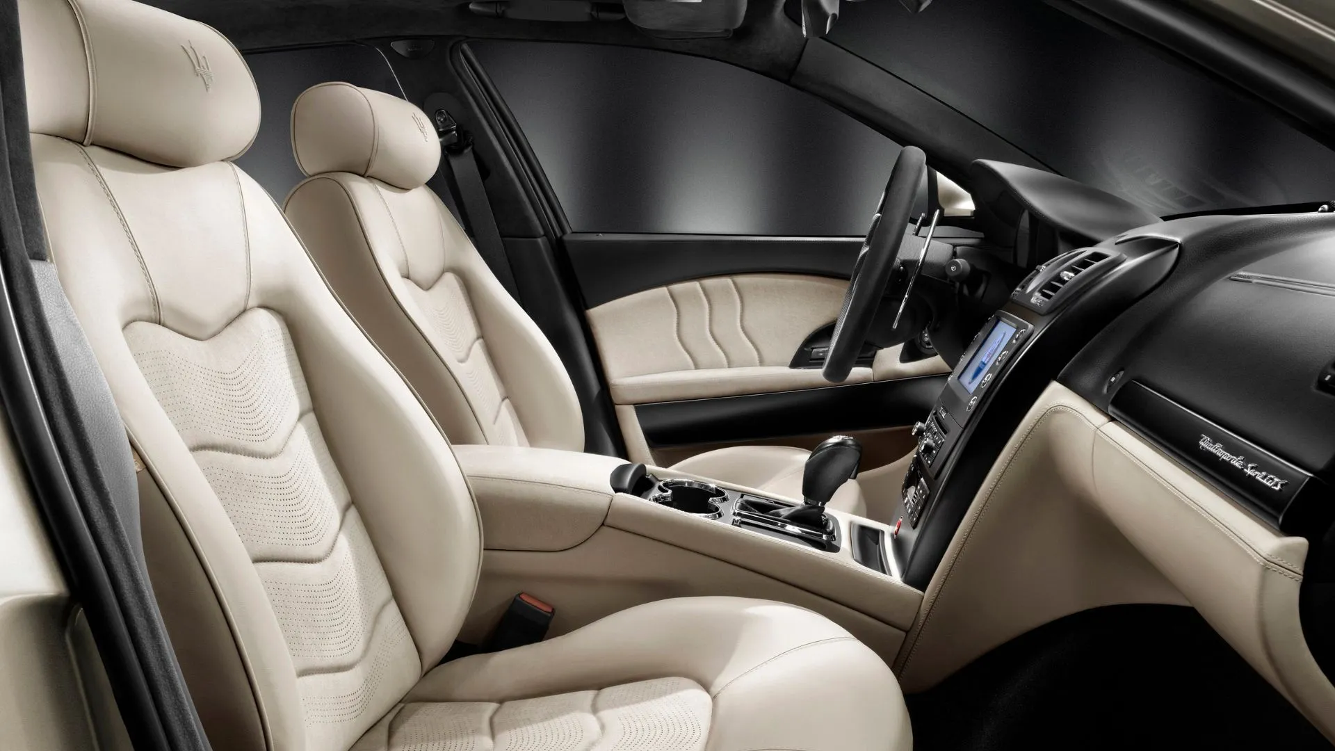 Khoang lái Maserati Quattroporte 2010, chi tiết bảng điều khiển và ghế da, minh họa điểm cần kiểm tra nội thất khi mua xe cũ.