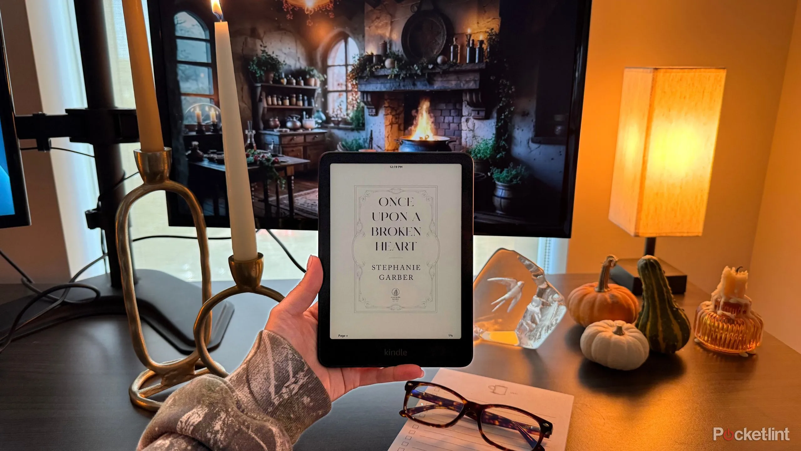 Kindle Paperwhite mùa thu - không khí đọc sách kinh dị trên e-reader, lựa chọn hoàn hảo cho mùa Halloween