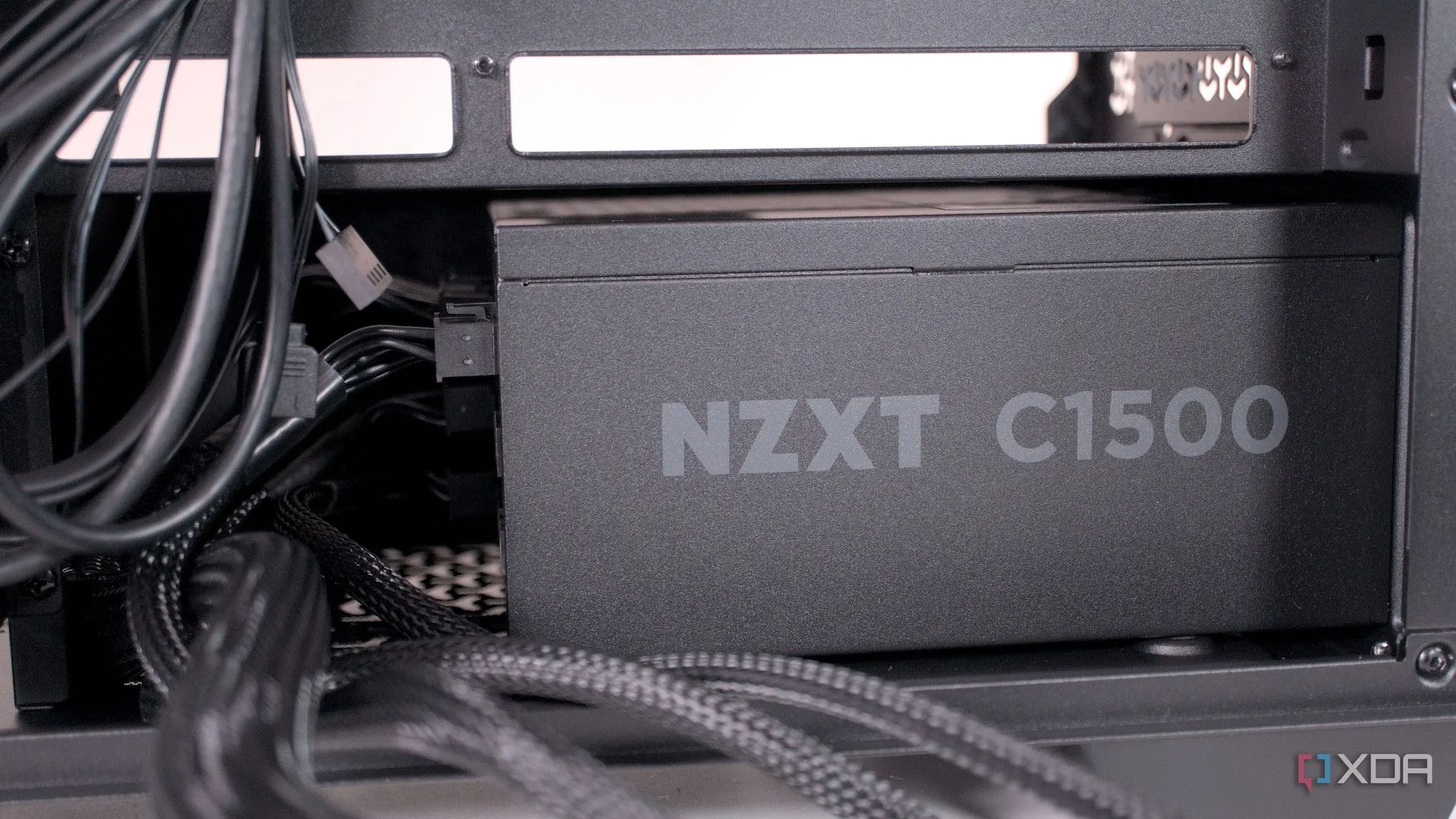 Lắp đặt PSU vào thùng Corsair 3500X ARGB, minh họa vị trí và cách bố trí nguồn trong case để tối ưu luồng gió và dây nối