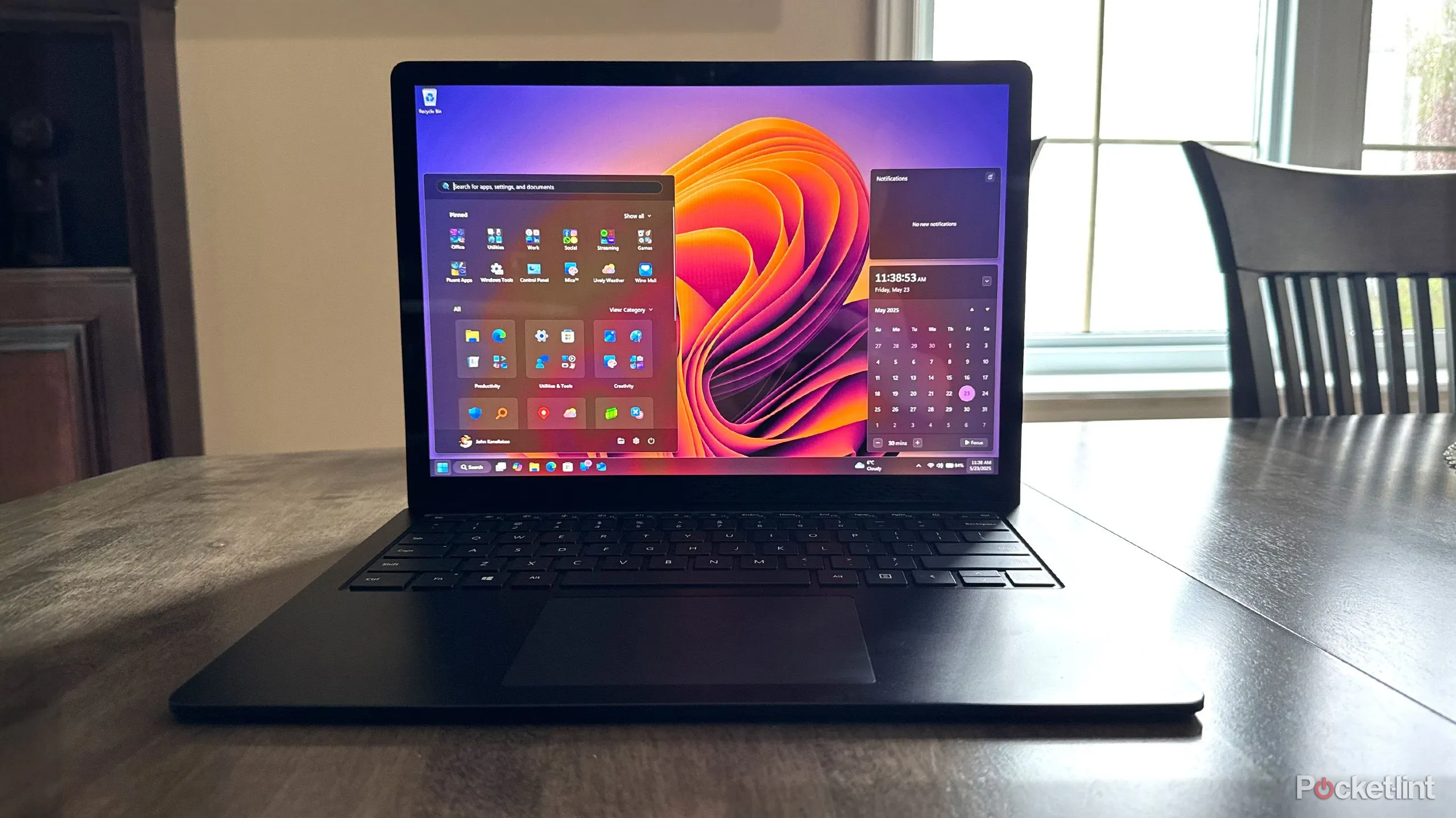 Laptop chạy Windows 11 cho game thủ, minh họa yêu cầu phần cứng và hiệu năng