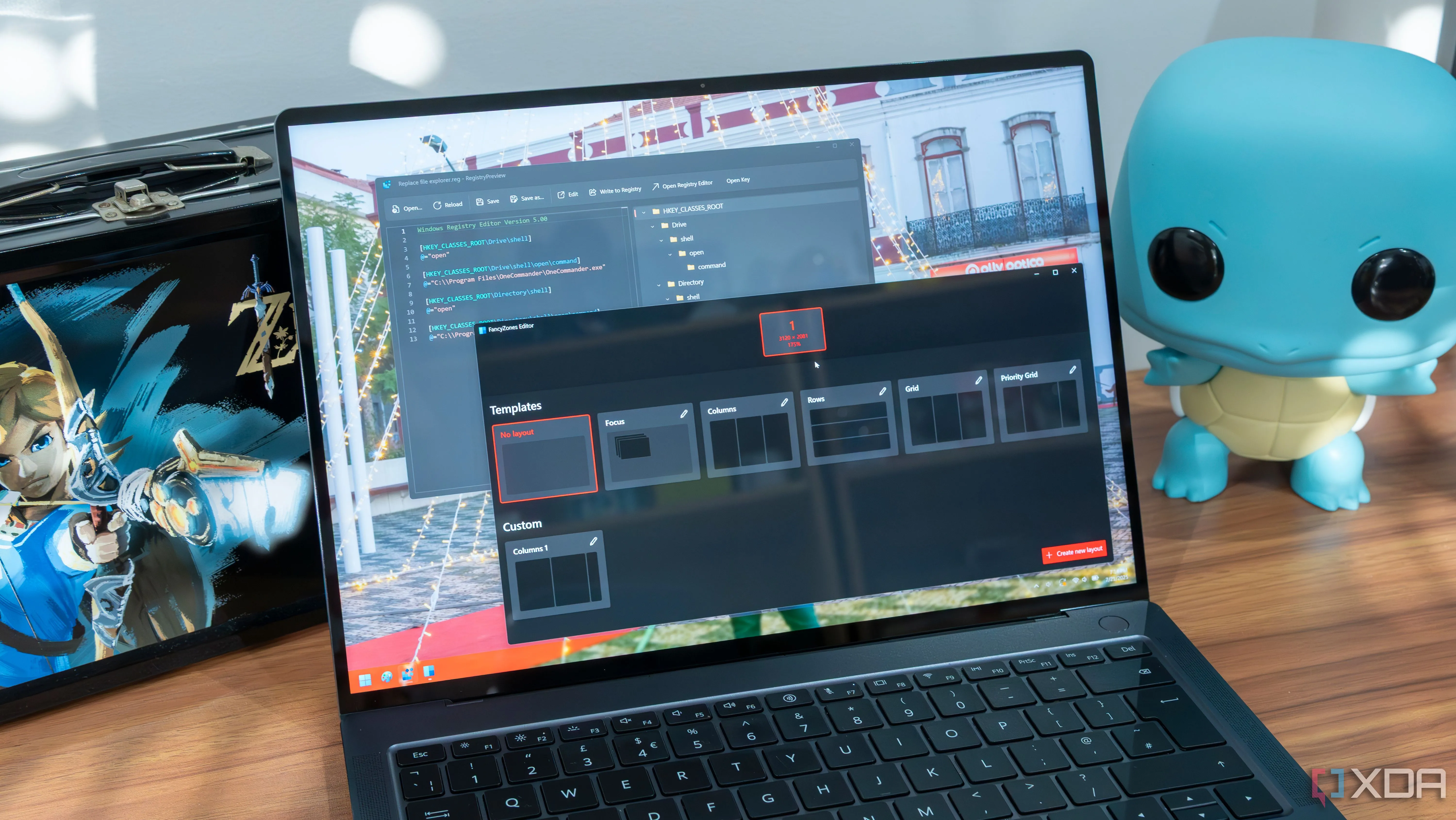 Laptop chạy Windows 11 hiển thị cài đặt FancyZones và xem trước Registry trong PowerToys