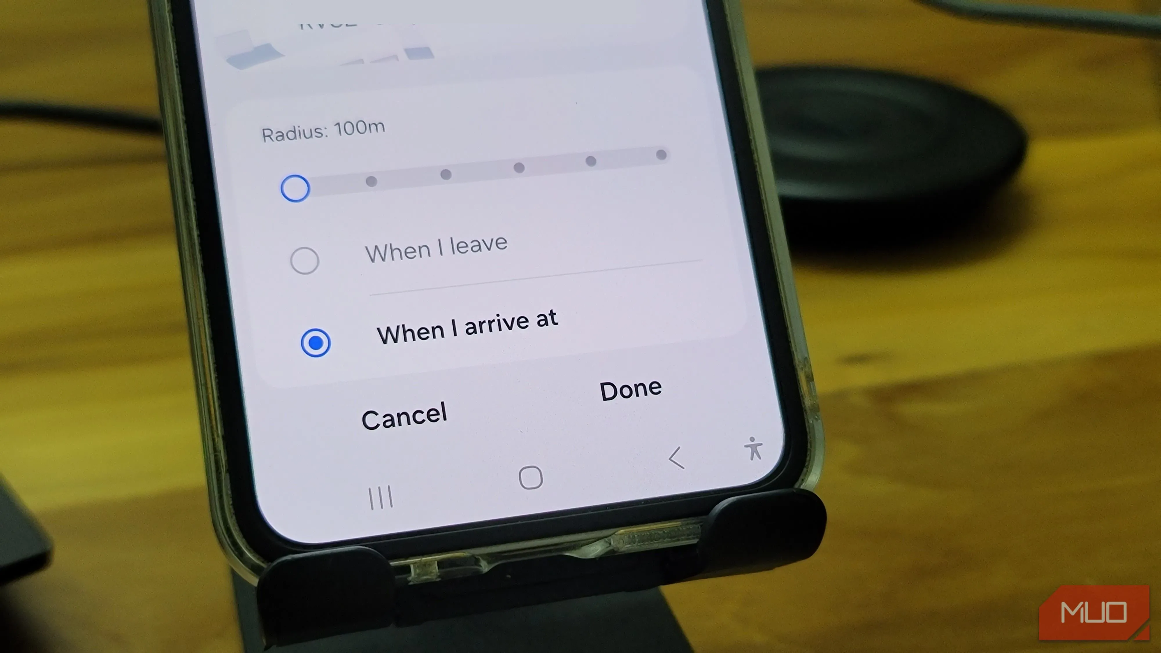 Lựa chọn nhắc theo vị trí trong ứng dụng Samsung Reminder, cho phép thêm địa điểm và thiết lập khi đến/rời