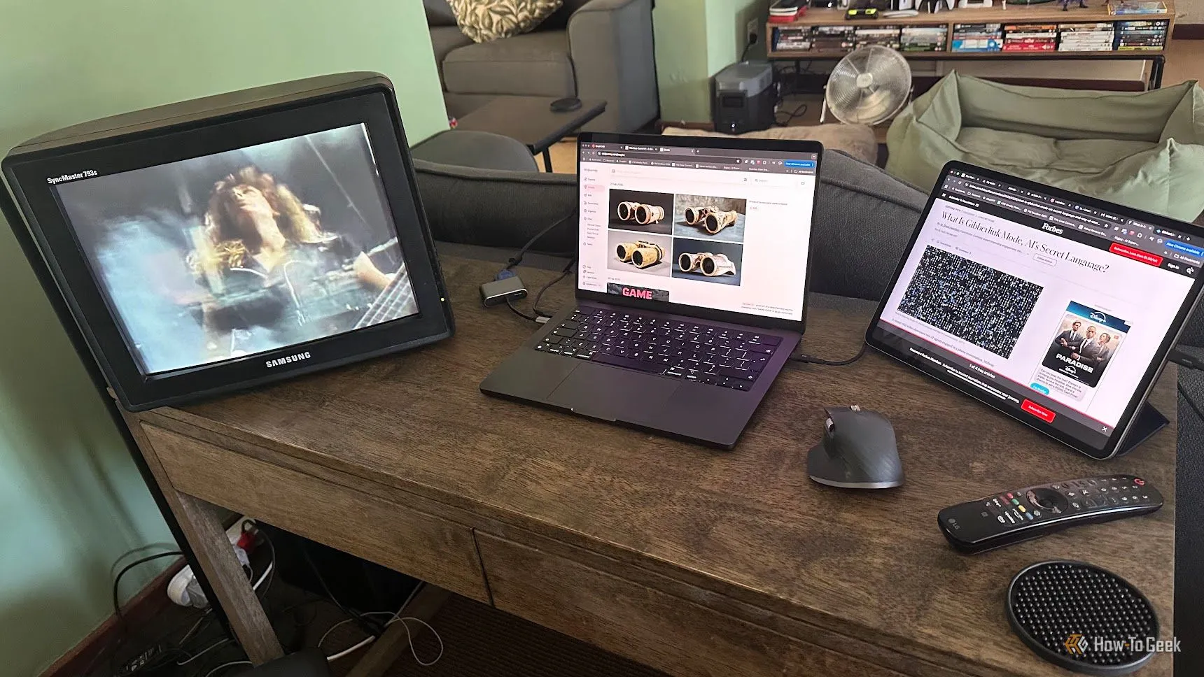 MacBook, màn CRT và iPad kết nối làm việc ngang nhau trên bàn nhỏ với TV gần đó