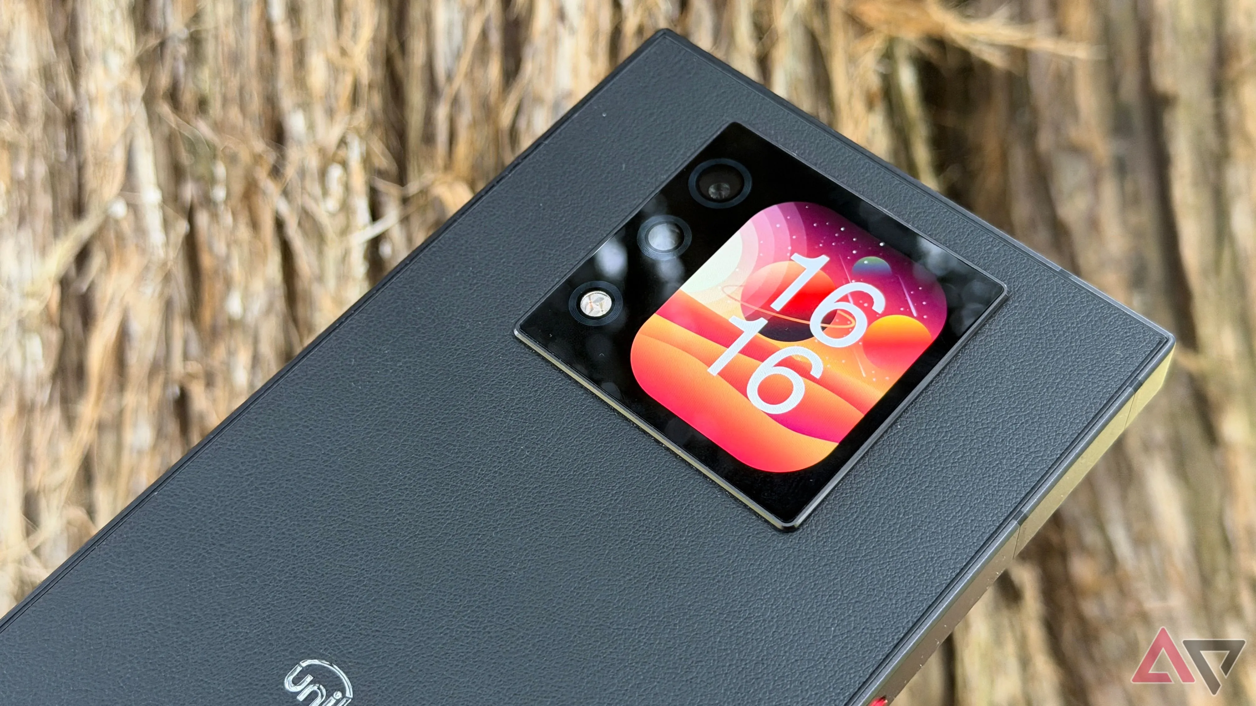 Mặt lưng Unihertz Titan 2 với sub-screen và cụm camera — thiết kế có điểm cộng nhưng lợi ích thực tế còn gây tranh cãi