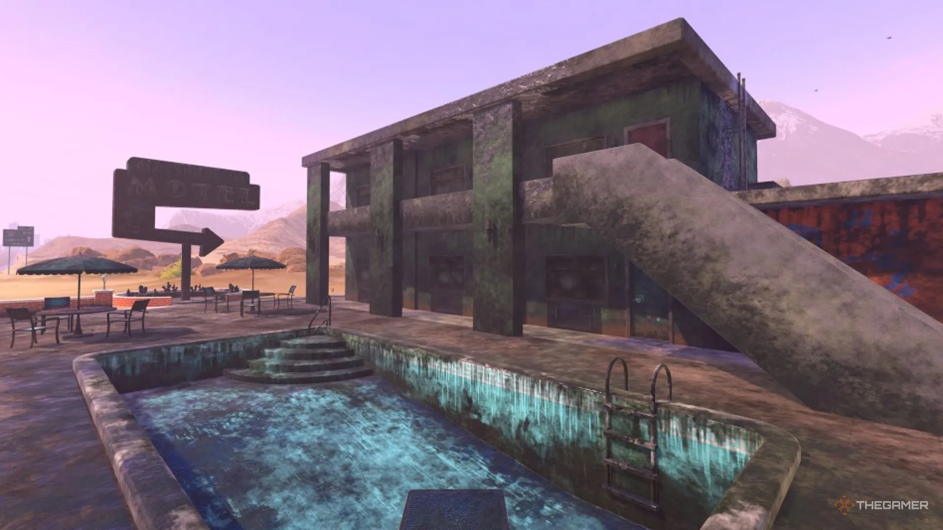 Mặt tiền motel và hồ bơi phủ lớp bụi bẩn trước khi dọn sạch trong PowerWash Simulator 2.