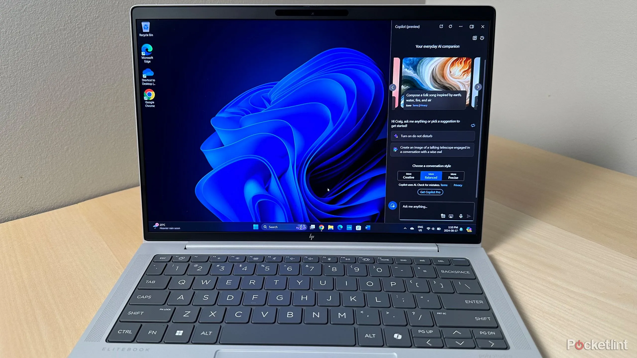 Máy tính xách tay với biểu tượng Copilot - minh họa AI tích hợp sâu trong Windows 11