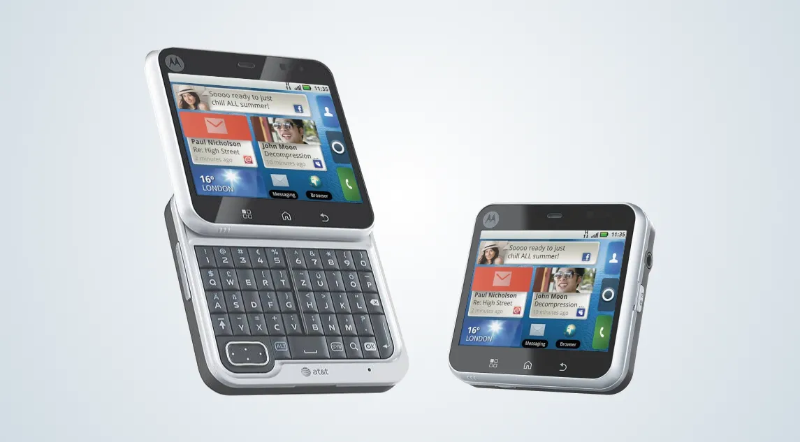 Motorola Flipout với màn hình vuông và bàn phím QWERTY xoay