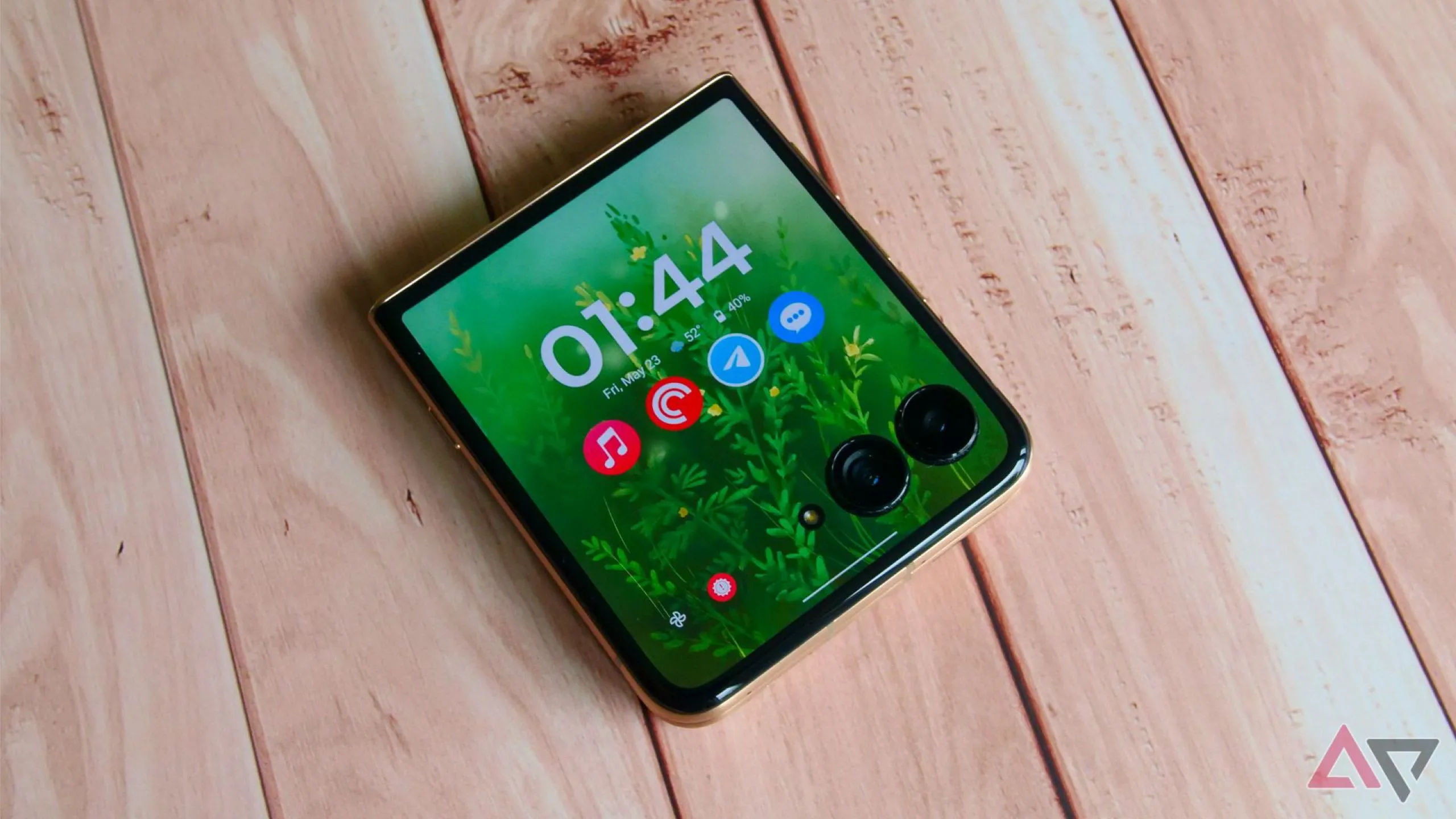 Motorola Razr Ultra 2025 đặt trên bàn gỗ, đại diện cho lựa chọn gập giá tốt hơn cho người dùng muốn trải nghiệm mới