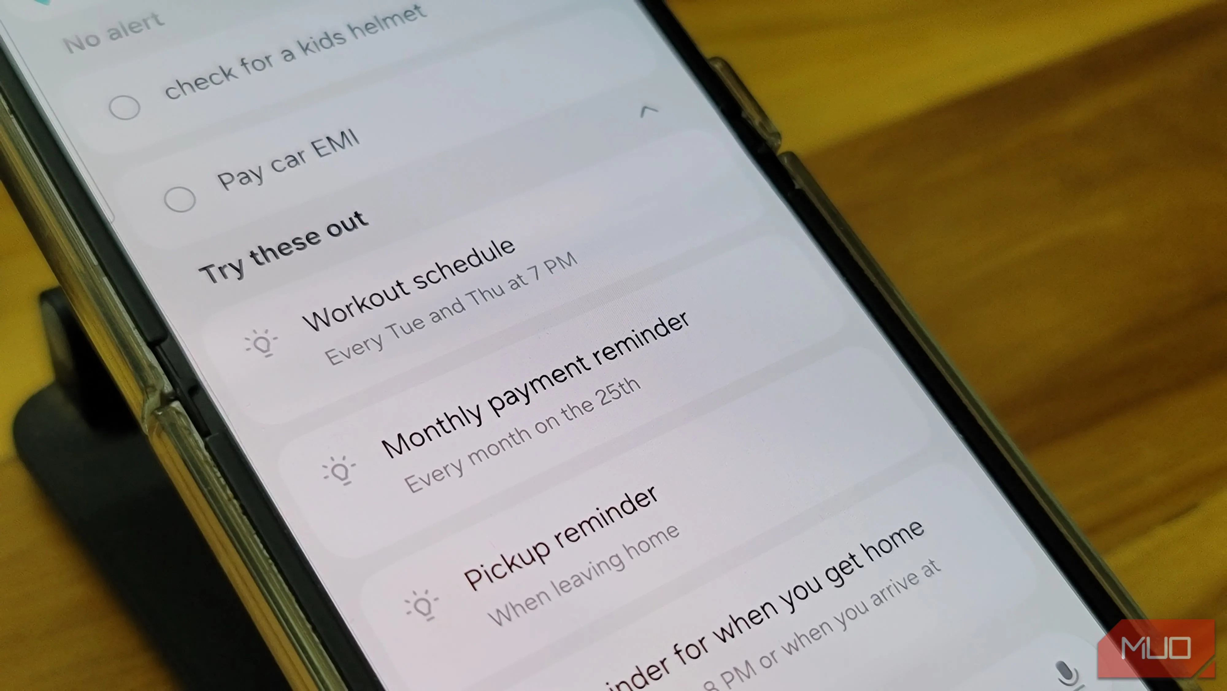 Mục Try these out trong ứng dụng Samsung Reminder trên Galaxy Z Flip 6, hiển thị các mẫu nhắc sẵn