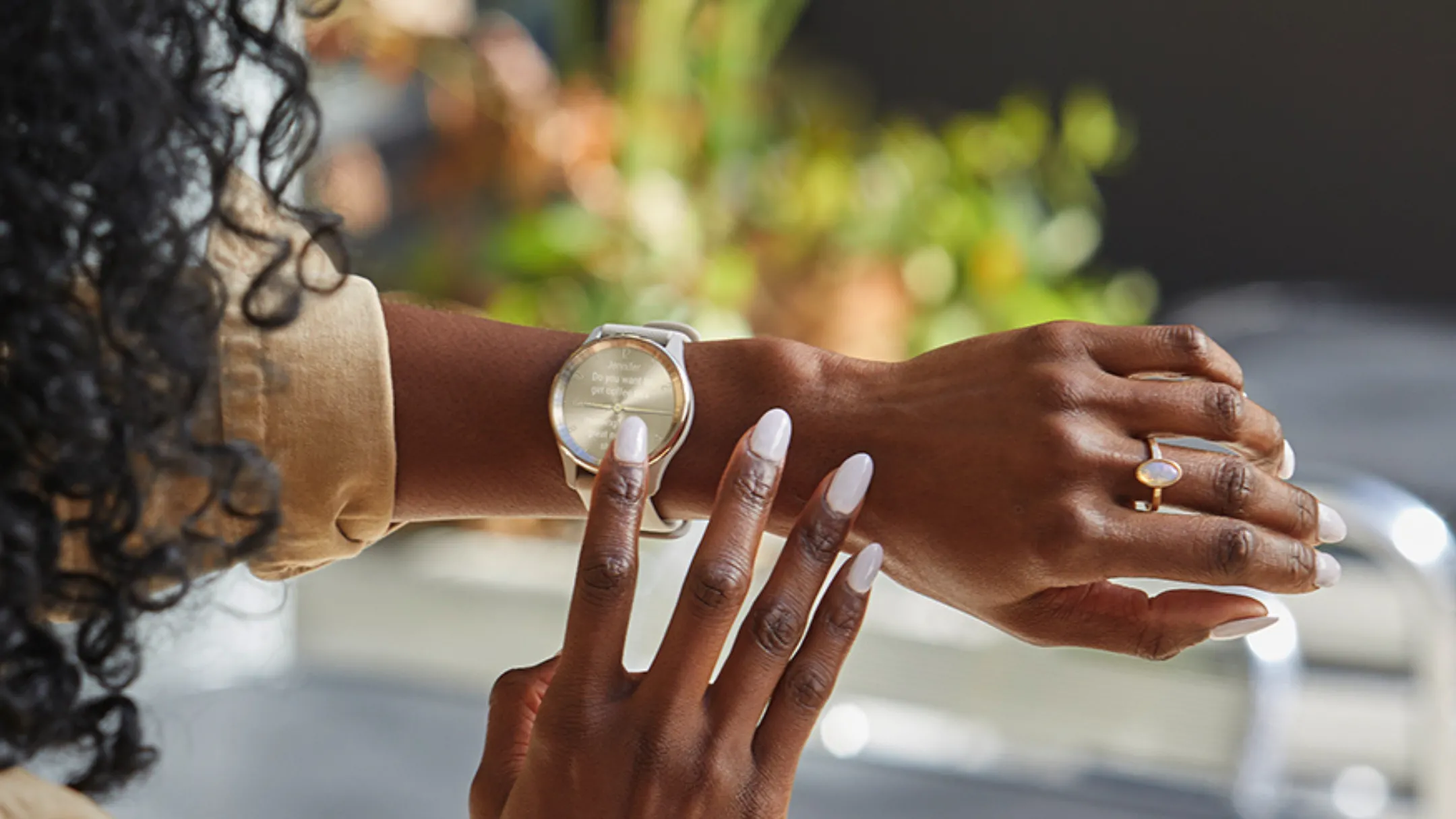 Ngón tay chạm núm đồng hồ Garmin Vivomove Trend - thiết kế hybrid tinh tế