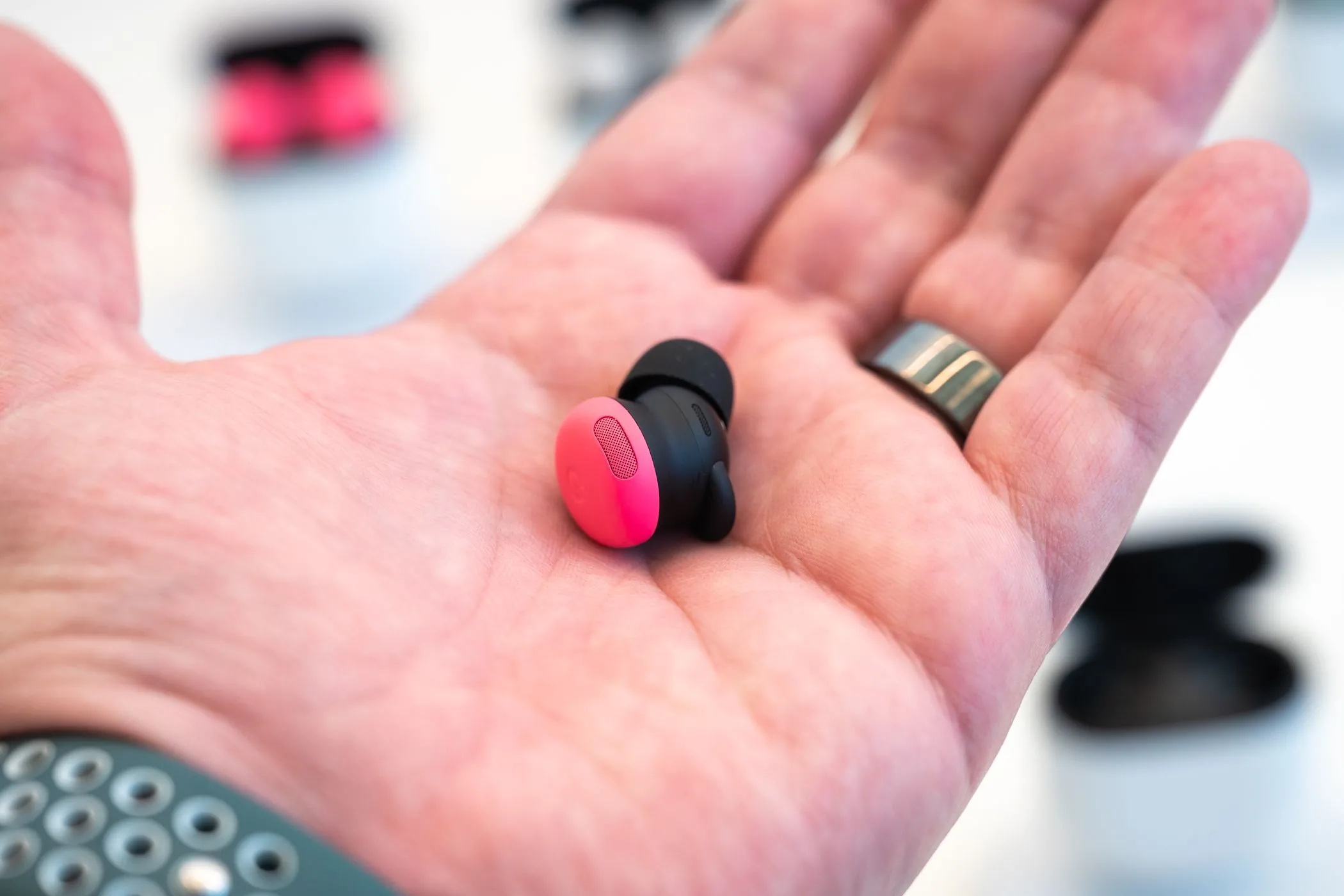 Người cầm earbud Google Pixel Buds Pro 2 màu Peony — minh hoạ cho bộ phụ kiện thay thế mới của Google.