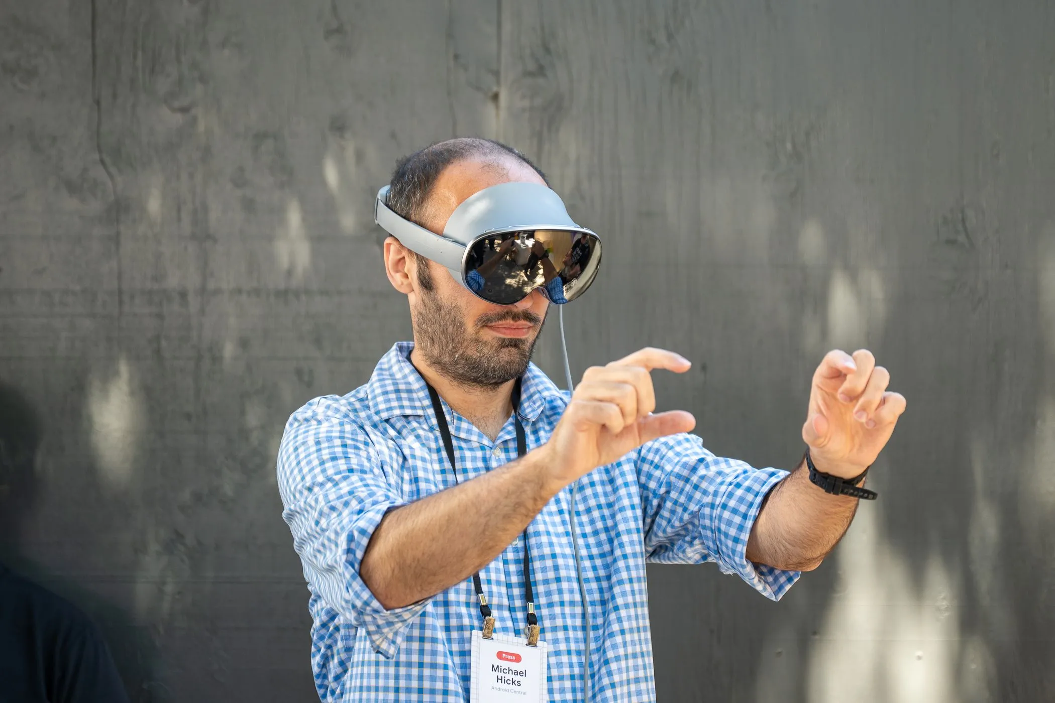 Người đeo headset Project Moohan tại Google IO 2025, hai tay thao tác điều khiển — hình minh hoạ cho Galaxy XR và tương tác trong XR.