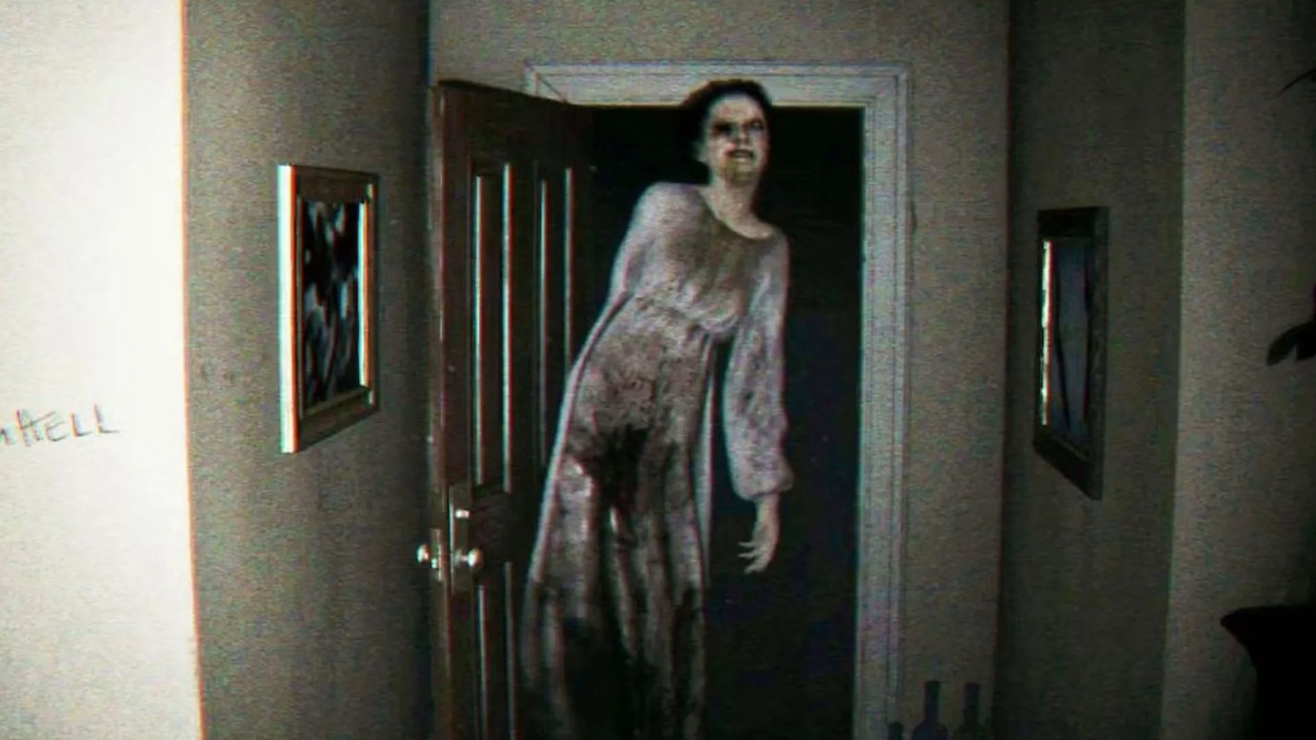 Người phụ nữ xuất hiện trong hành lang ám ảnh của P.T., minh họa cho khoảnh khắc khiến học sinh giật mình khi nghe điện thoại trong game.