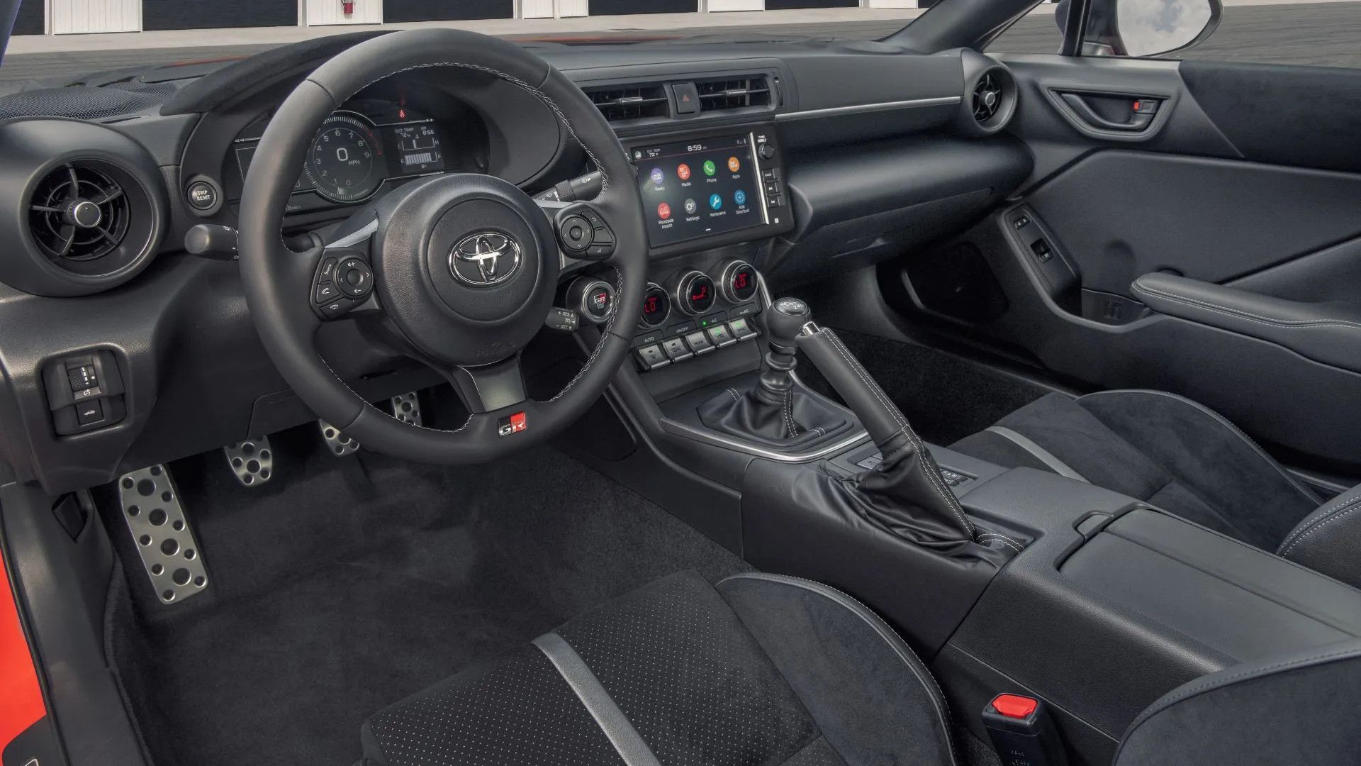 Nội thất Toyota GR86 2022 với ghế, vô-lăng và màn hình infotainment