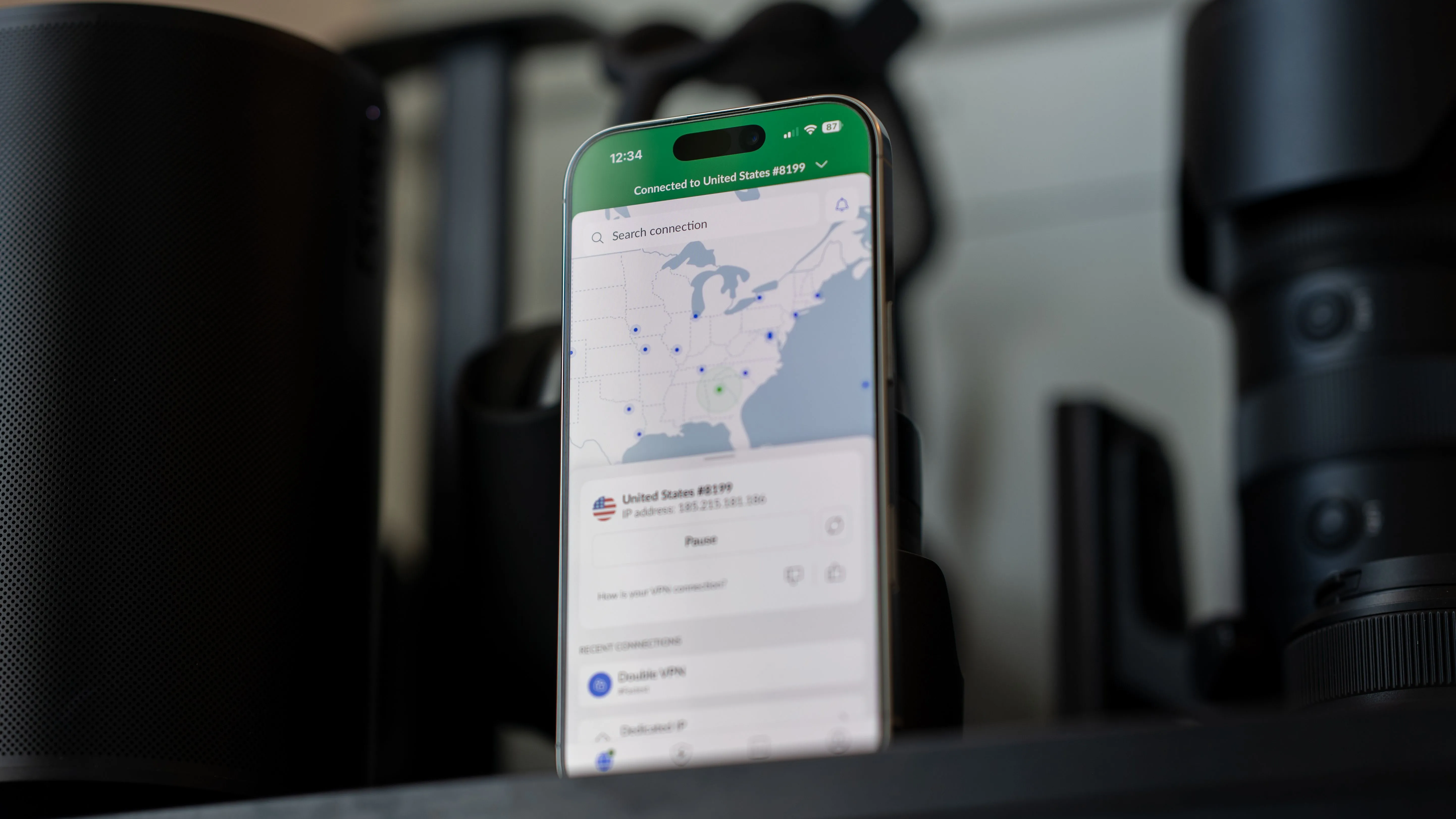 NordVPN chạy trên iPhone đặt trên bàn, minh họa app di động chạy tốt trên nền tảng di động và ChromeOS Android