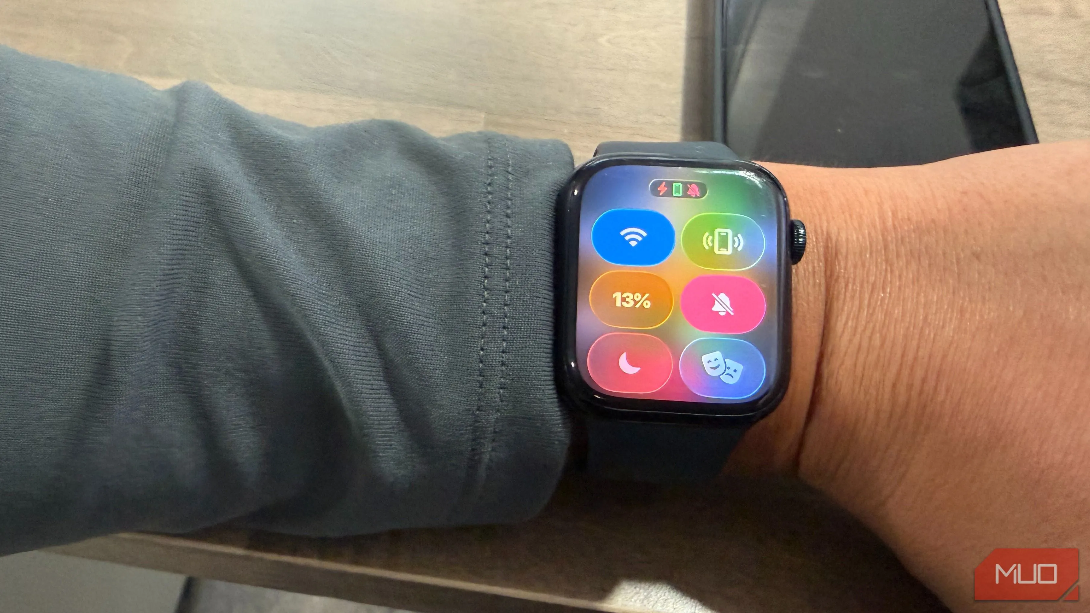 Nút ping iPhone trên Control Center Apple Watch, hỗ trợ âm thanh và nhấp nháy đèn pin