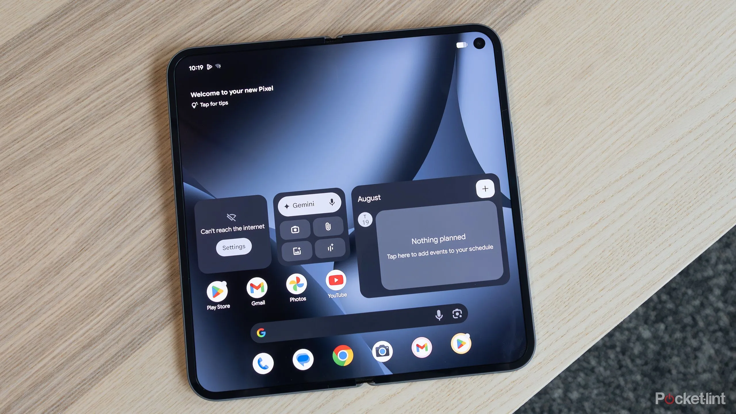 Pixel 10 Pro Fold mở trạng thái hiển thị, minh họa vấn đề hiển thị pin trong tình huống thực tế
