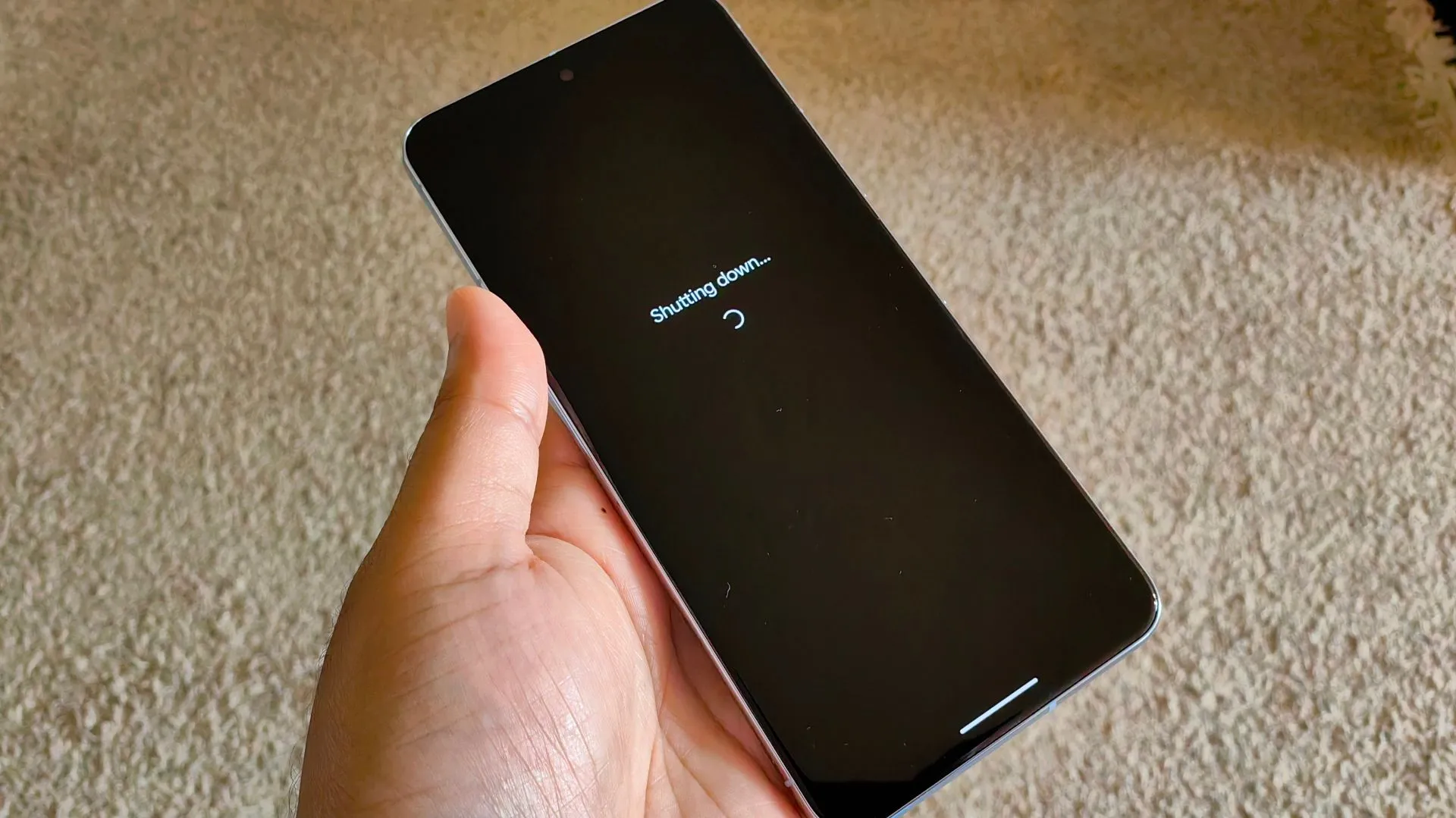 Pixel 8 Pro trong trạng thái tắt với hình ảnh minh họa quá trình tắt nguồn