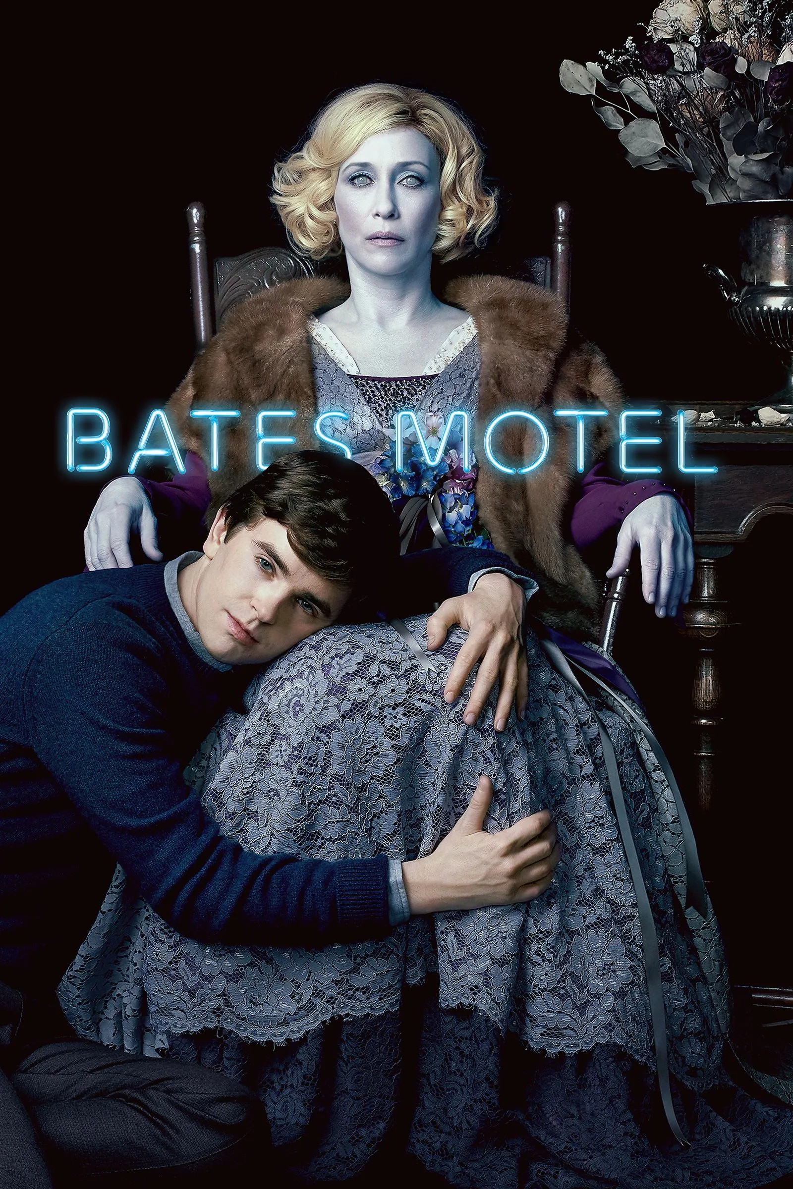Poster Bates Motel: hình ảnh Norman và mẹ trong không khí căng thẳng tâm lý vùng ven biển
